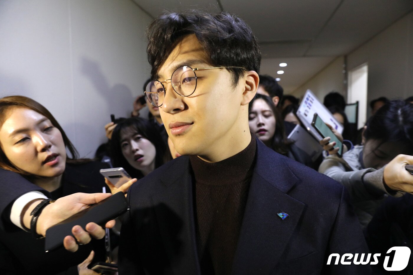본문 이미지 - 더불어민주당 영입인재 2호인 원종건 씨가 28일 오전 서울 여의도 국회 정론관에서 미투 의혹 관련 기자회견을 마치고 나서고 있다.  2020.1.28/뉴스1 ⓒ News1 임세영 기자