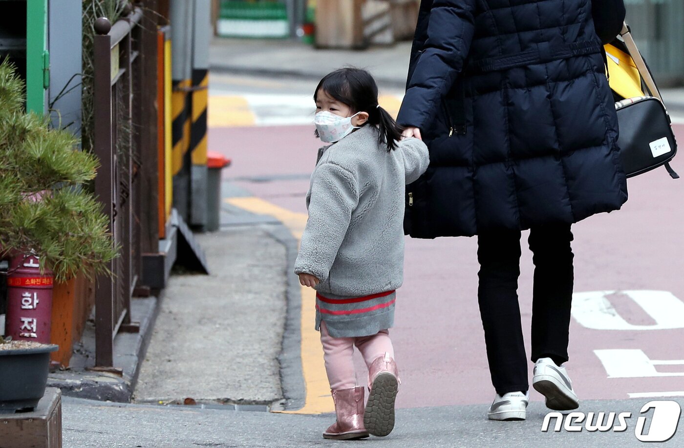 본문 이미지 - 서울 종로구의 한 어린이집 원생들이 등원하고 있다. 2020.1.28/뉴스1 ⓒ News1 박정호 기자