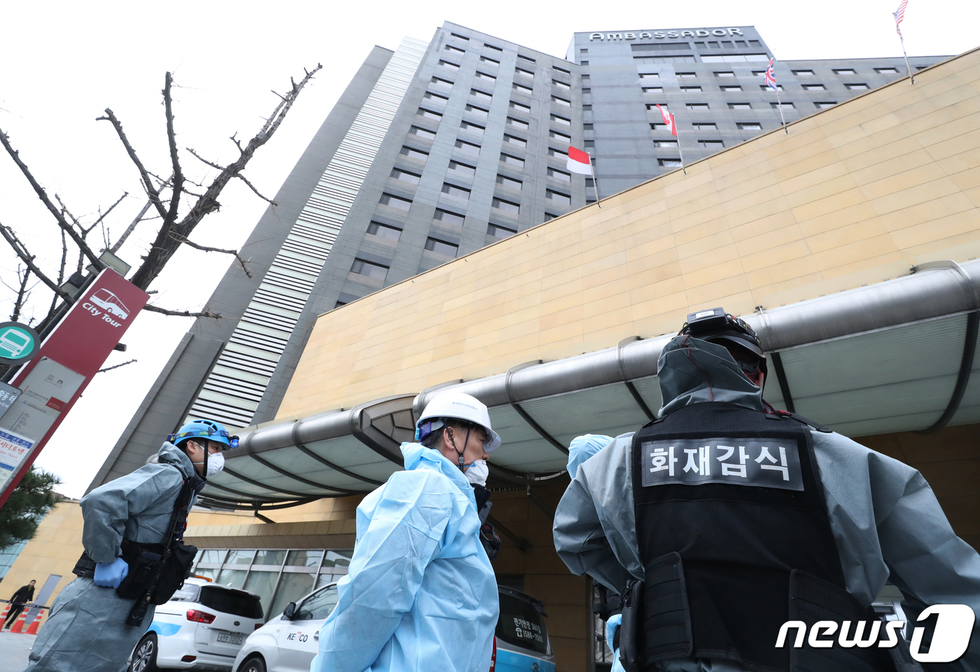 (서울=뉴스1) 송원영 기자 = 28일 서울 중구 그랜드앰배서더 호텔에서 과학수사대, 한국전기안전공사 직원들이 화재 합동 감식을 하고 있다. 설 연휴인 지난 26일 새벽 4시50분 …