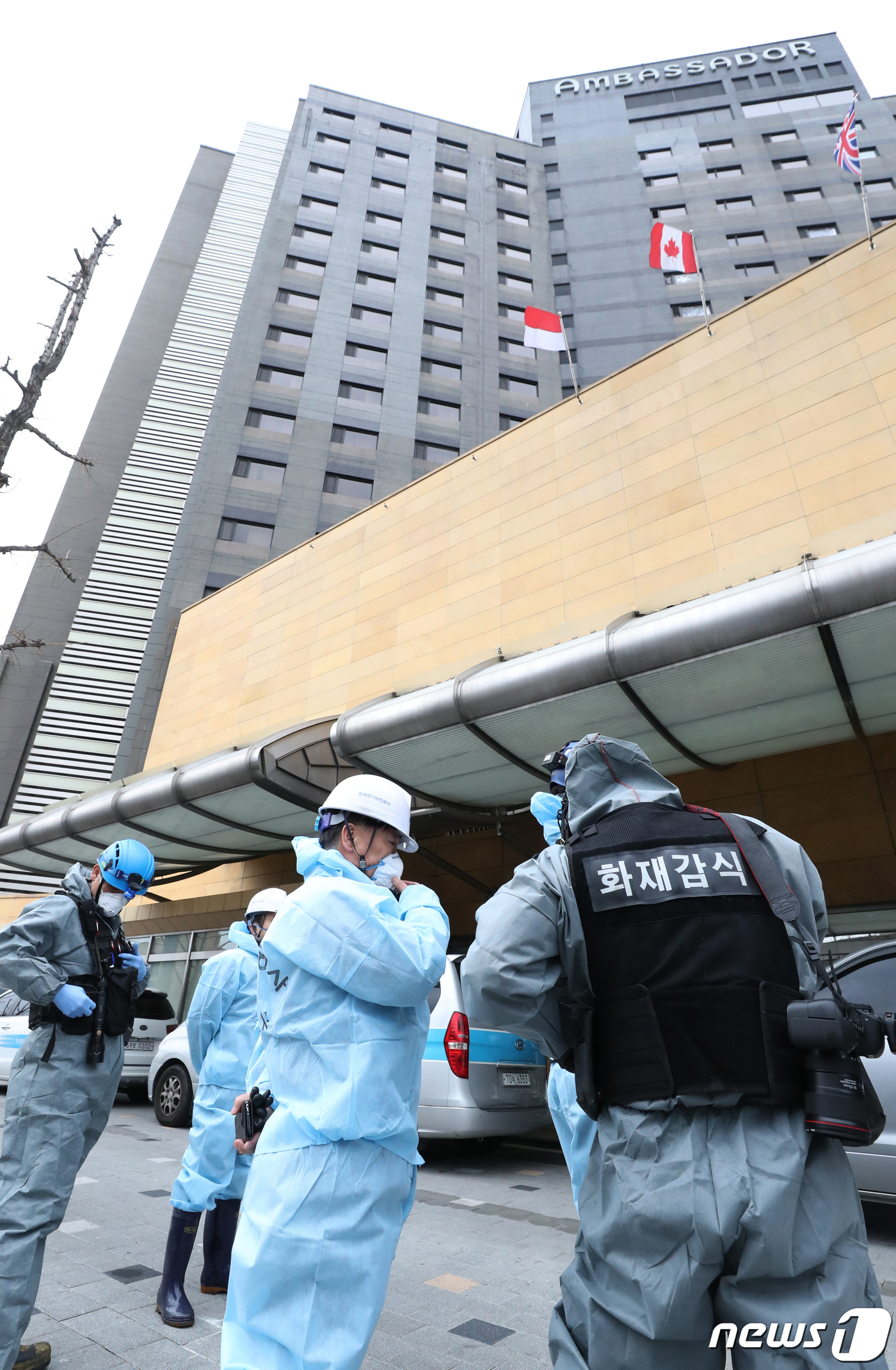 (서울=뉴스1) 송원영 기자 = 28일 서울 중구 그랜드앰배서더 호텔에서 과학수사대, 한국전기안전공사 직원 등이 화재 합동 감식을 위해 호텔로 들어서고 있다. 설 연휴인 지난 26 …