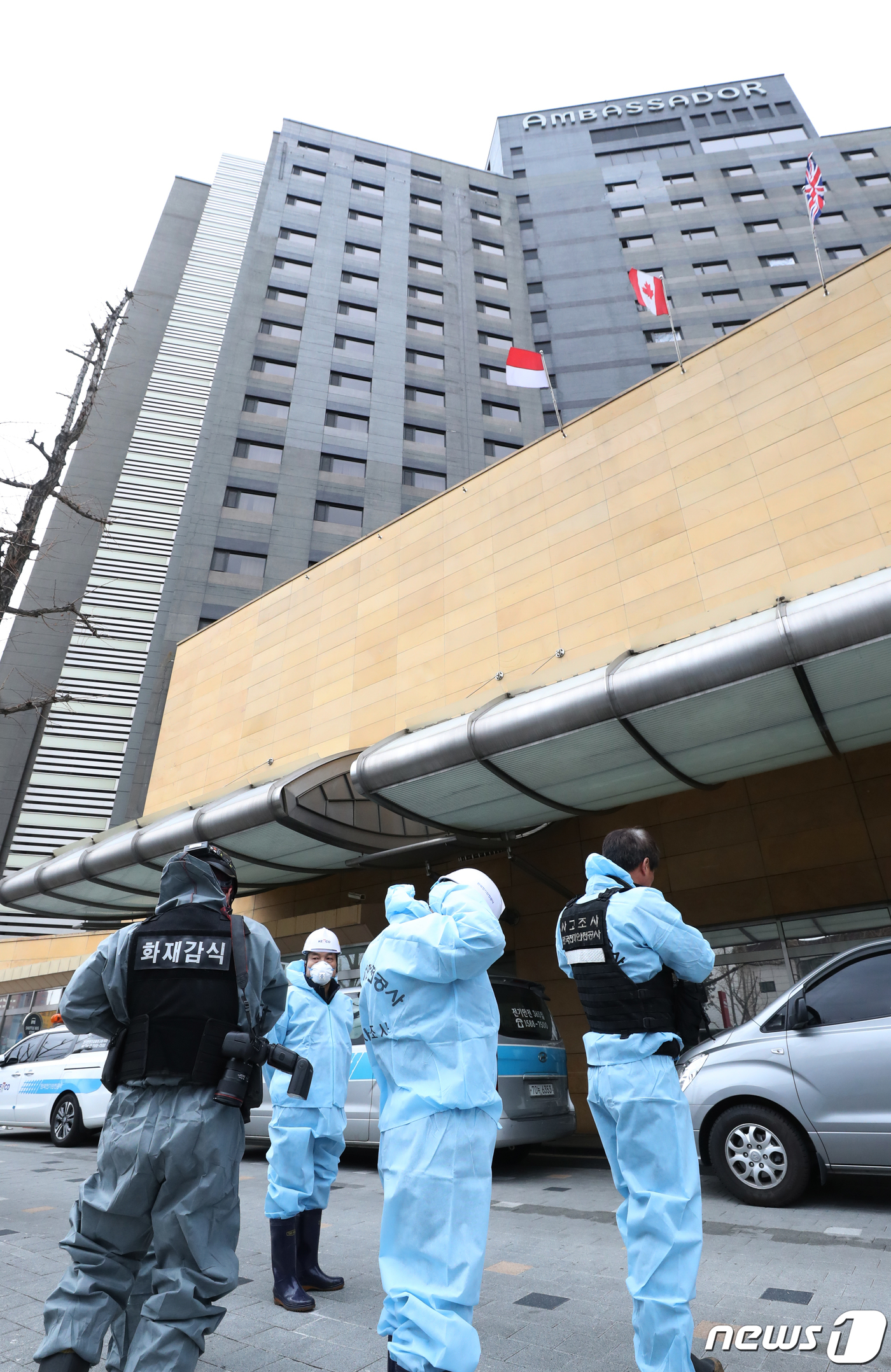 (서울=뉴스1) 송원영 기자 = 28일 서울 중구 그랜드앰배서더 호텔에서 과학수사대, 한국전기안전공사 직원 등이 화재 합동 감식을 위해 호텔로 들어서고 있다. 설 연휴인 지난 26 …