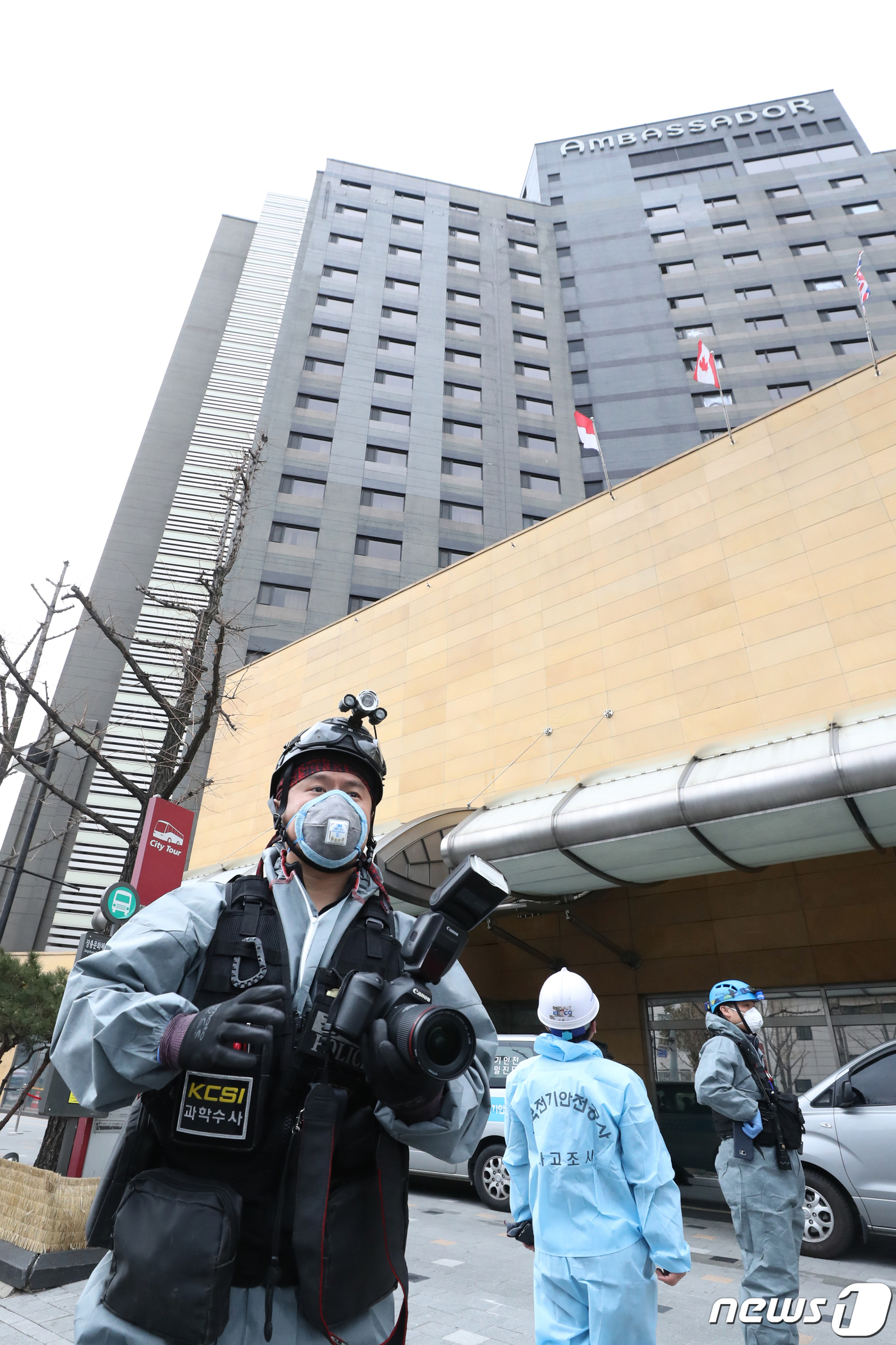 (서울=뉴스1) 송원영 기자 = 28일 서울 중구 그랜드앰배서더 호텔에서 과학수사대 대원이 화재 합동 감식을 하고 있다. 설 연휴인 지난 26일 새벽 4시50분께 장충동 그랜드앰배 …