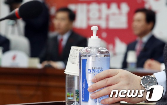 코로나바이러스 예방을 위해 한국당 회의에 마련된 손세정제