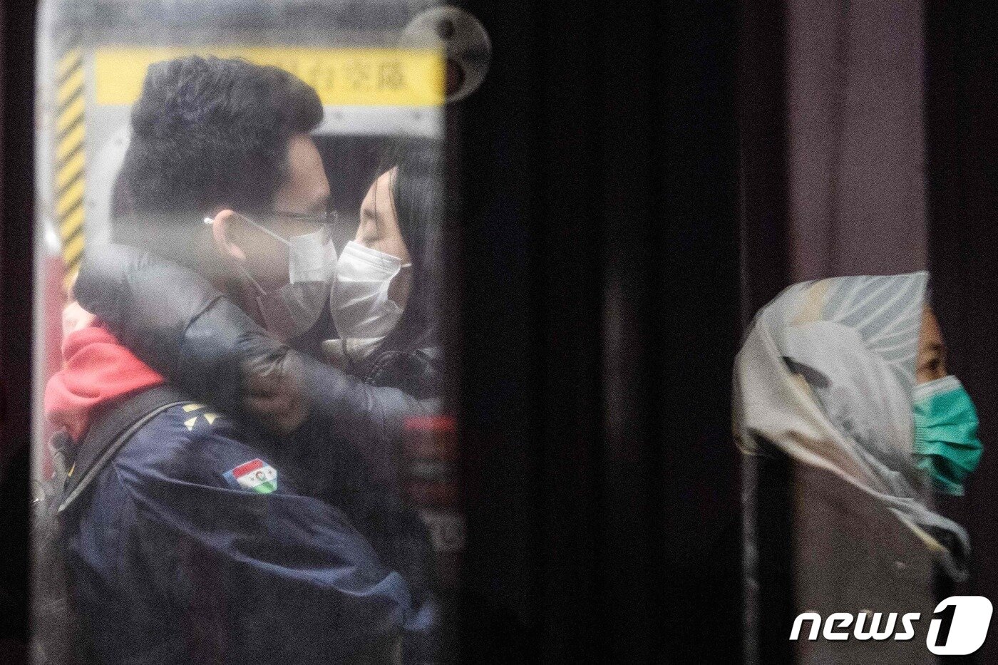 본문 이미지 - 지난 1월27일(현지시간) 홍콩 지하철 역에서 신종 코로나바이러스인 '우한 폐렴' 을 방지하기 위해 마스크를 쓴 커플이 키스를 하고 있다. ⓒ AFP=뉴스1 ⓒ News1 우동명 기자