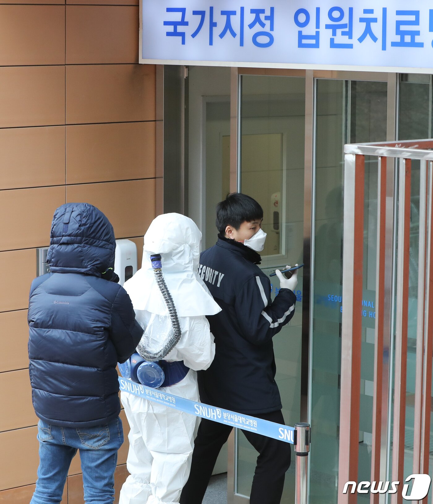 본문 이미지 - 28일 신종 코로나바이러스 감염증인 &#39;우한 폐렴&#39; 네번째 확진 환자가 격리된 경기 성남시 분당서울대병원 내 국가지정 입원치료병상에서 병원관계자가 우한 폐렴 의상환자를 이송하고 있다. 2020.1.28/뉴스1 ⓒ News1 허경 기자