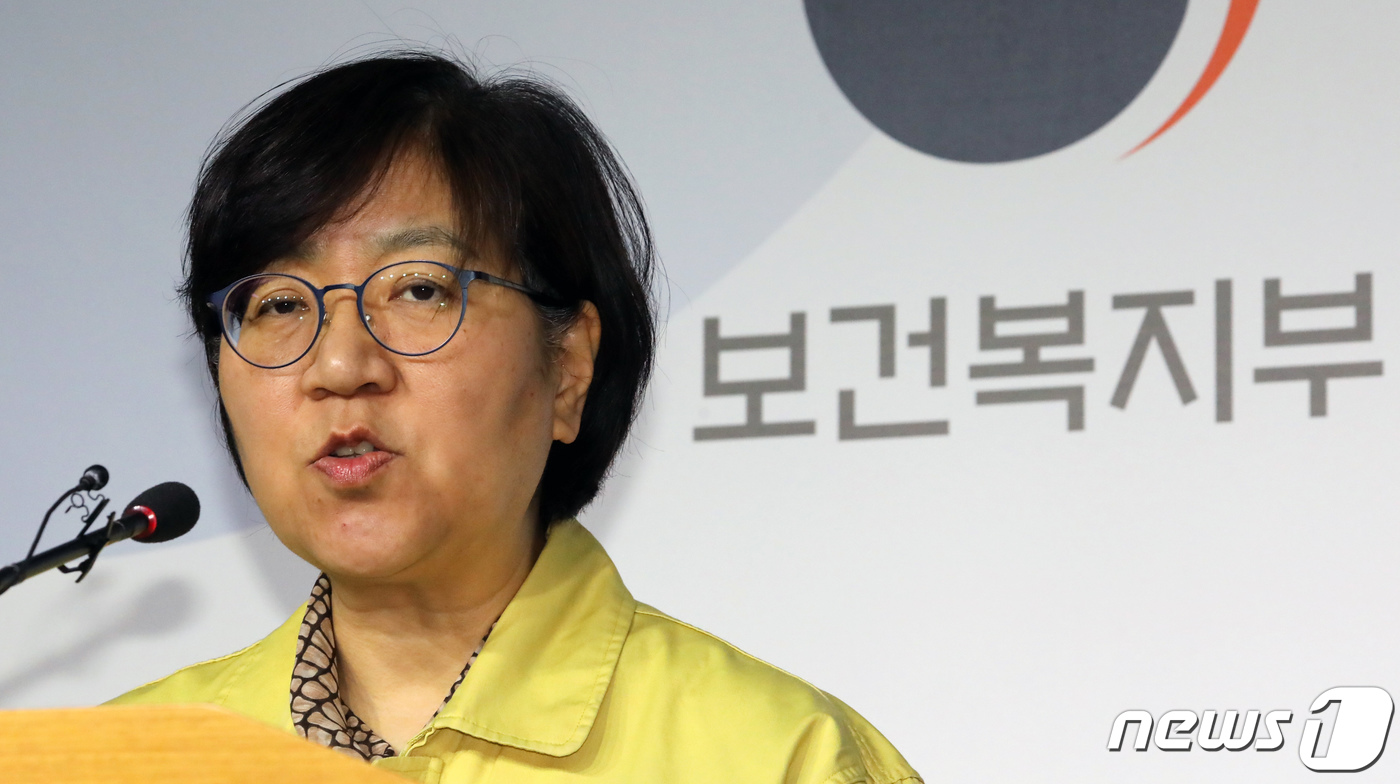 (세종=뉴스1) 장수영 기자 = 정은경 질병관리본부장이 28일 정부세종청사 보건복지부 브리핑실에서 중국 신종 코로나바이러스 관련 브리핑을 하고 있다.질본은 최근 14일내 중국 우한 …