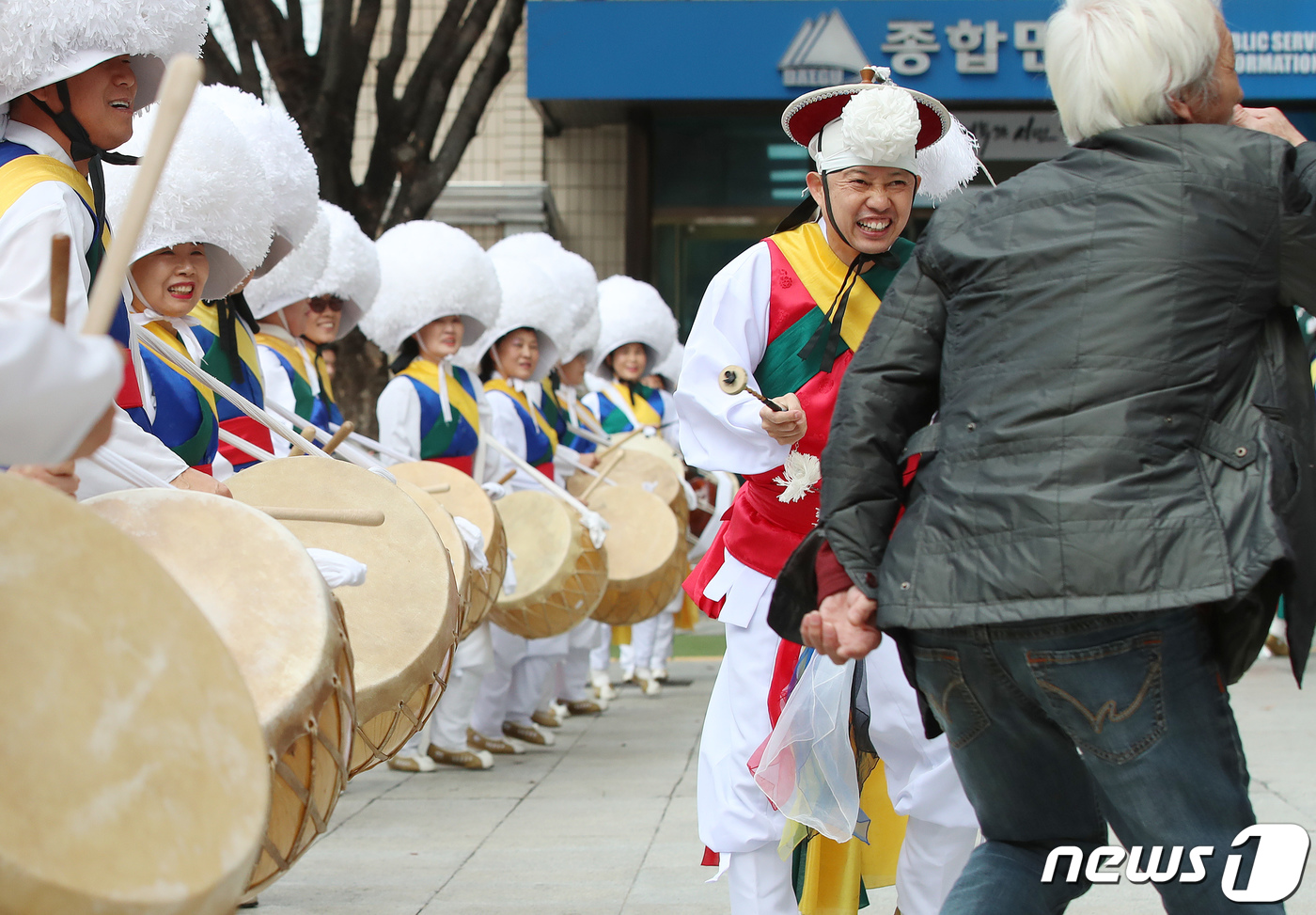 (대구=뉴스1) 공정식 기자 = 28일 오전 대구시청 앞에서 열린 비산농악보존회 회원들의 경자년 지신밟기 행사 도중 한 시민이 흥겨운 장단에 맞춰 함께 춤을 추고 있다. 지신밟기는 …