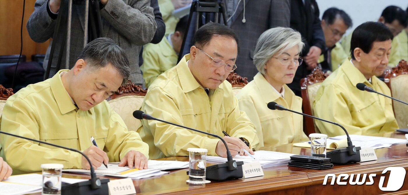 본문 이미지 - 28일 오후 서울 종로구 정부서울청사에서 열린 신종 코로나바이러스 대응 관계장관회의에서 각부 장관들이 정세균 국무총리의 모두발언을 듣고 있다. 2020.1.28/뉴스1 ⓒ News1 이동해 기자