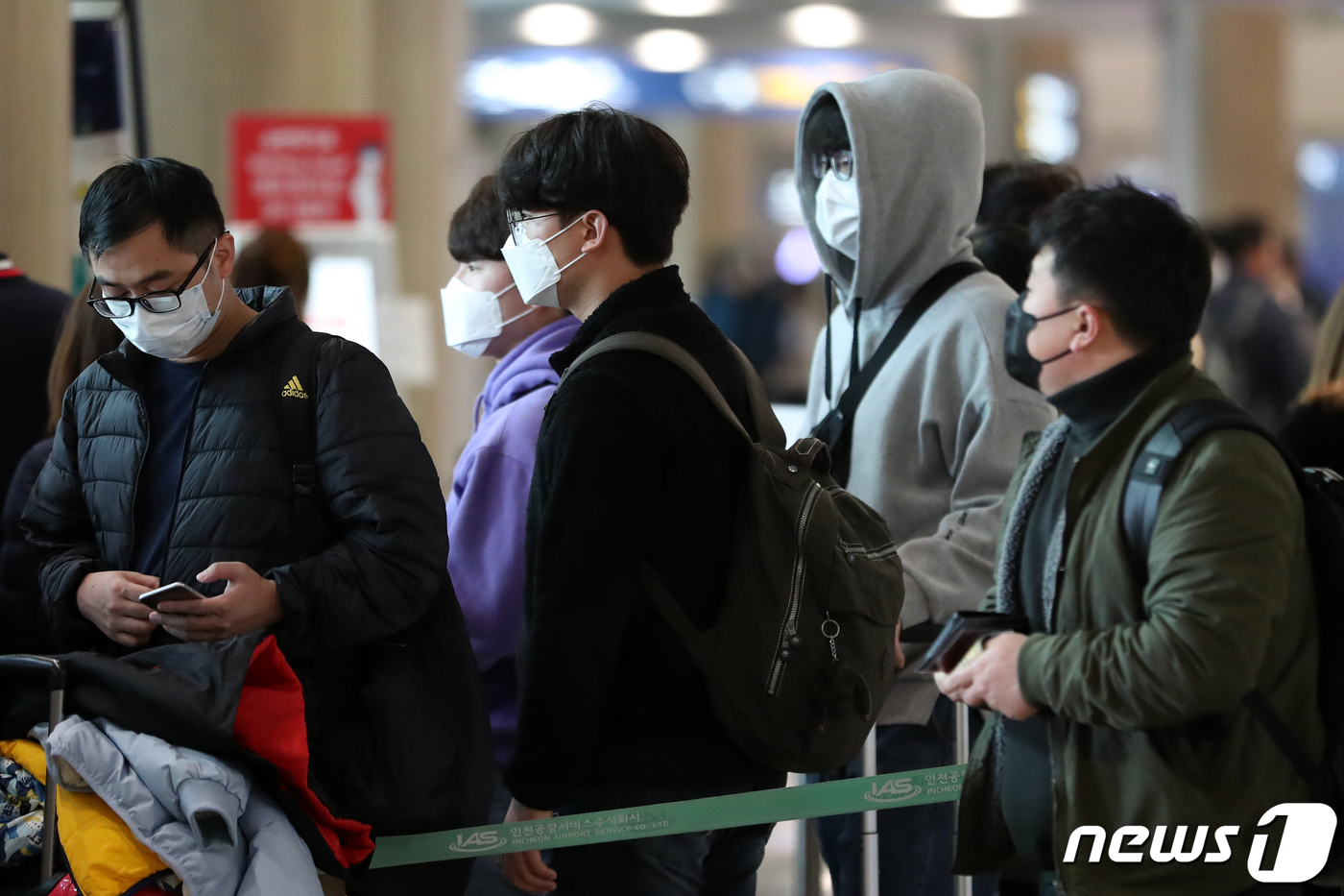 (인천공항=뉴스1) 이승배 기자 = 우한폐렴(신종 코로나바이러스 감염증) 확진자가 아시아를 넘어 유럽, 미주 등 전 세계로 확산되고 있는 28일 인천국제공항에서 이용객들이 마스크를 …