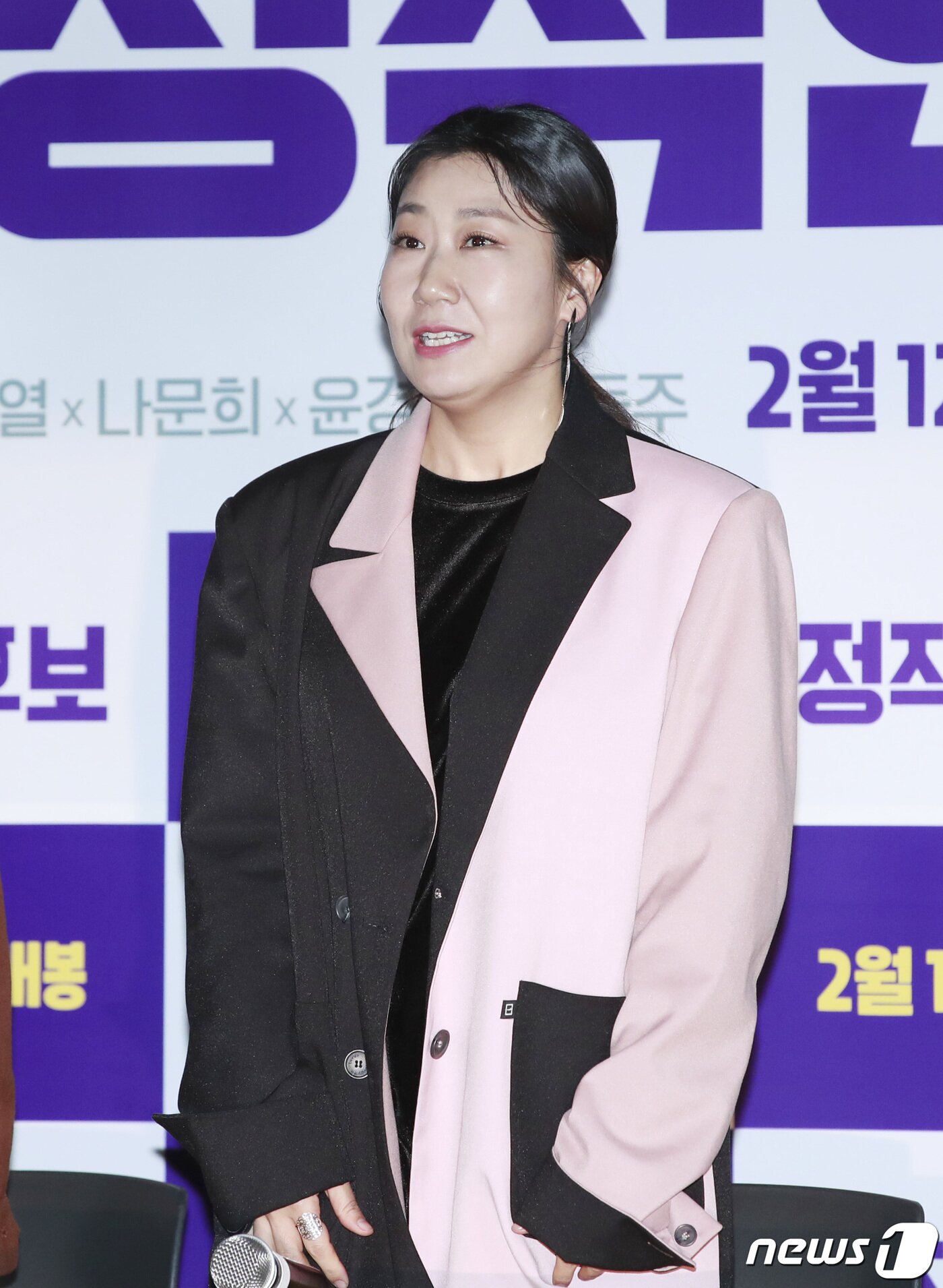 본문 이미지 - 배우 라미란이 28일 오후 서울 용산CGV에서 열린 영화 ‘정직한 후보’ 언론 시사회에 참석해 인사를 하고 있다. 2020.1.28/뉴스1 ⓒ News1 권현진 기자