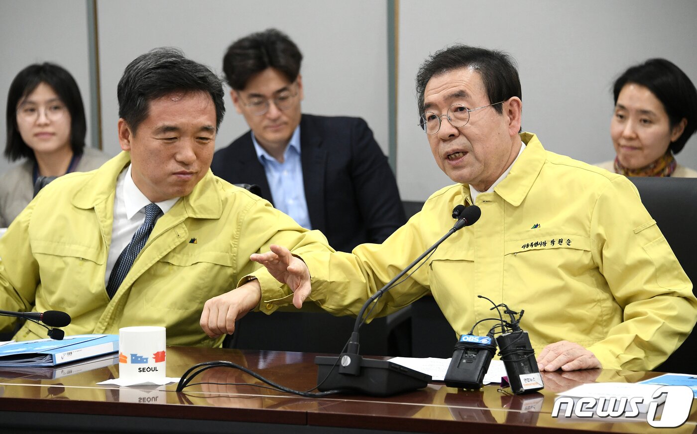 본문 이미지 - 고(故) 박원순 전 서울시장이 1월 28일 오후 서울시청 기획상황실에서 신종 코로나바이러스감염증 종합대책 회의에서 서정협 당시 행정1부시장 내정자와 바이러스 전파 예방 인사법을 선보이고 있다. (서울시 제공) 2020.1.28/뉴스1