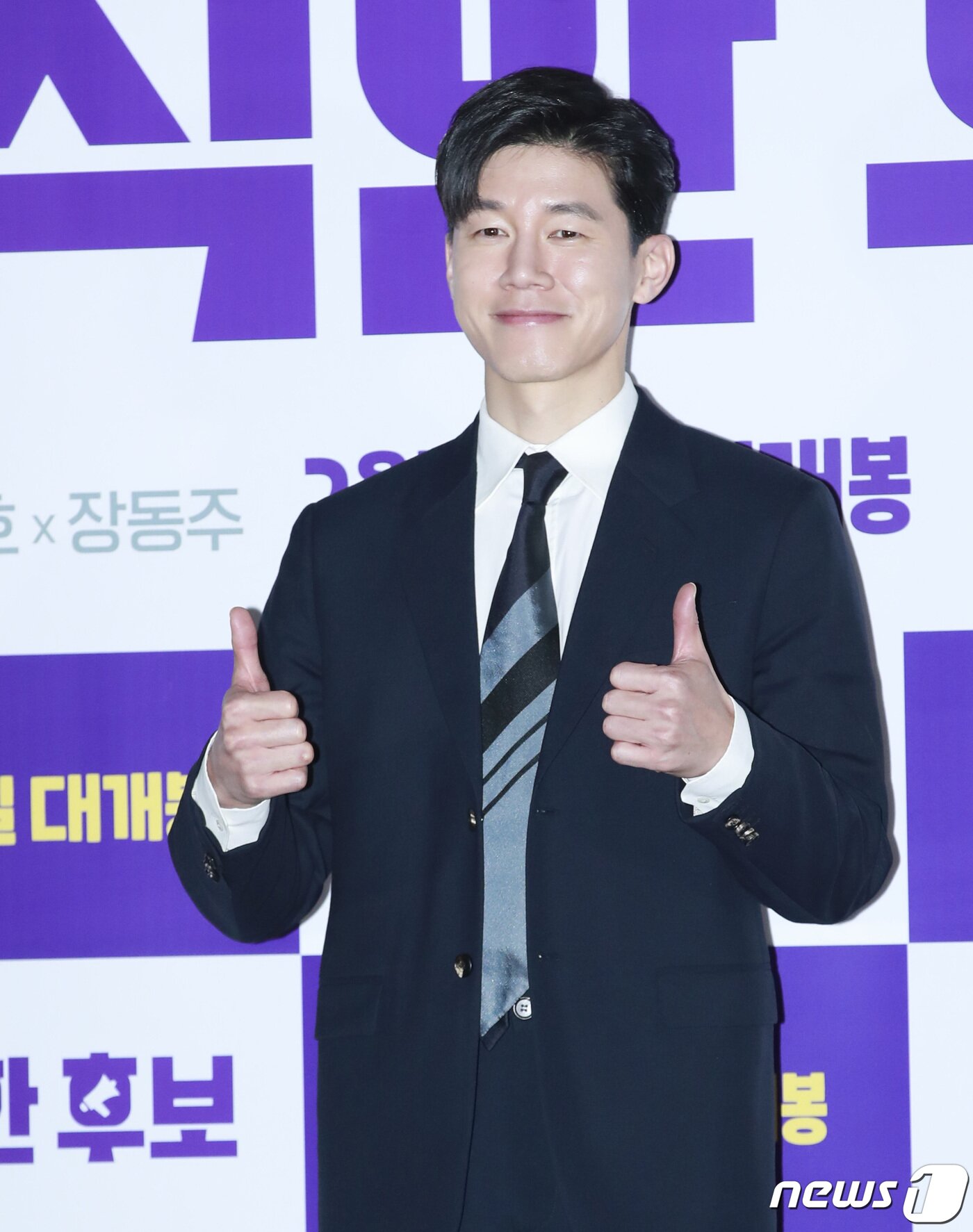 본문 이미지 - 배우 김무열이 28일 오후 서울 용산CGV에서 열린 영화 ‘정직한 후보’ 언론 시사회에 참석해 포즈를 취하고 있다. '정직한 후보'는 거짓말이 제일 쉬운 3선 국회의원 주상숙(라미란 분)이 선거를 앞둔 어느 날 하루아침에 거짓말을 못 하게 되면서 벌어지는 좌충우돌 코미디를 그린 작품이다. 2020.1.28/뉴스1 ⓒ News1 권현진 기자