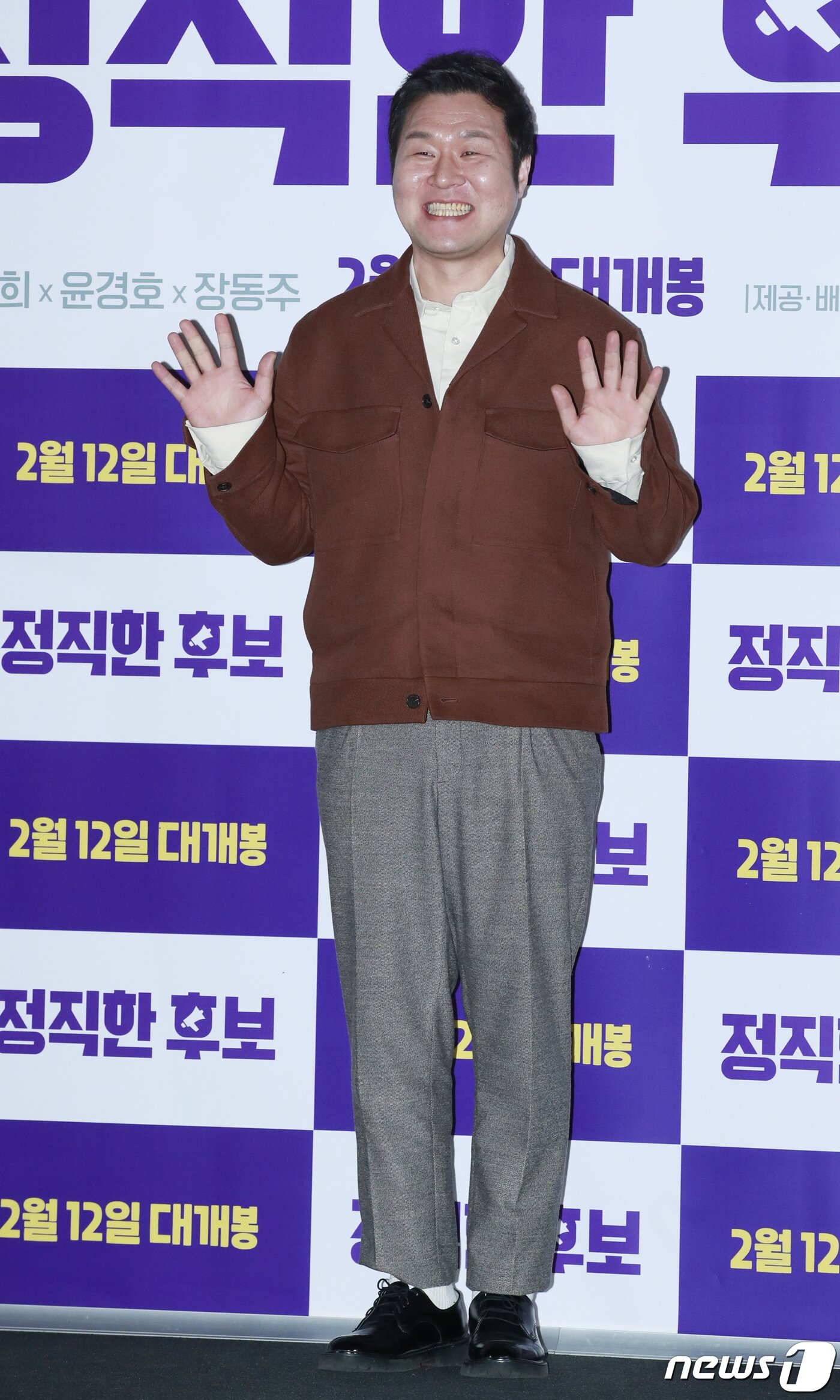 본문 이미지 - 배우 윤경호가 28일 오후 서울 용산CGV에서 열린 영화 ‘정직한 후보’ 언론 시사회에 참석해 포즈를 취하고 있다. '정직한 후보'는 거짓말이 제일 쉬운 3선 국회의원 주상숙(라미란 분)이 선거를 앞둔 어느 날 하루아침에 거짓말을 못 하게 되면서 벌어지는 좌충우돌 코미디를 그린 작품이다. 2020.1.28/뉴스1 ⓒ News1 권현진 기자