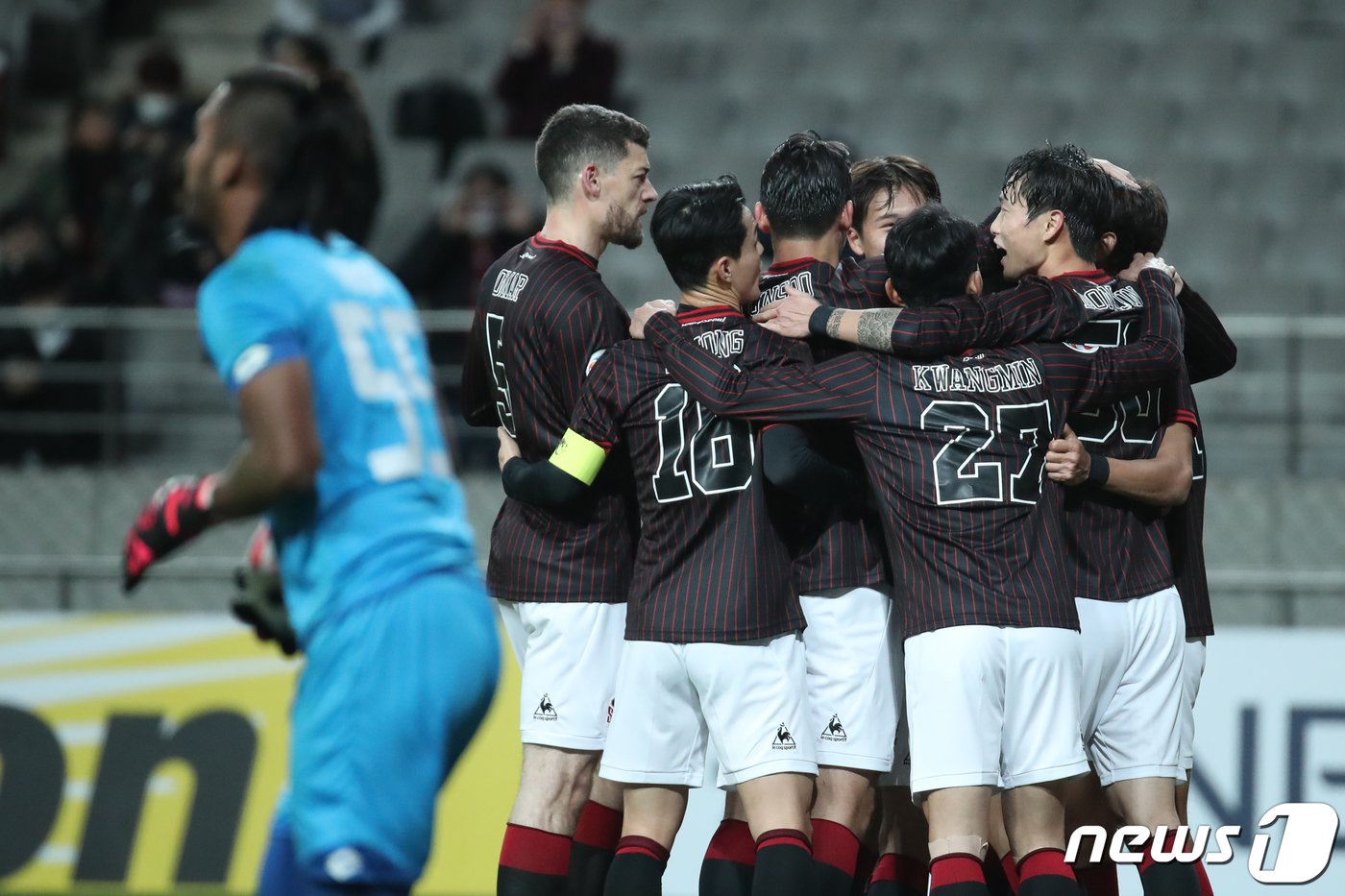 28일 오후 서울월드컵경기장에서 열린 2020아시아축구연맹&#40;AFC&#41; 챔피언스리그&#40;ACL&#41; 플레이오프 FC서울과 케다FA&#40;말레이시아&#41;의 경기에서 FC서울 박주영이 페널티킥으로 선제골을 성공시킨뒤 동료들과 기쁨을 나누고 있다.2020.1.28/뉴스1 ⓒ News1 이광호 기자