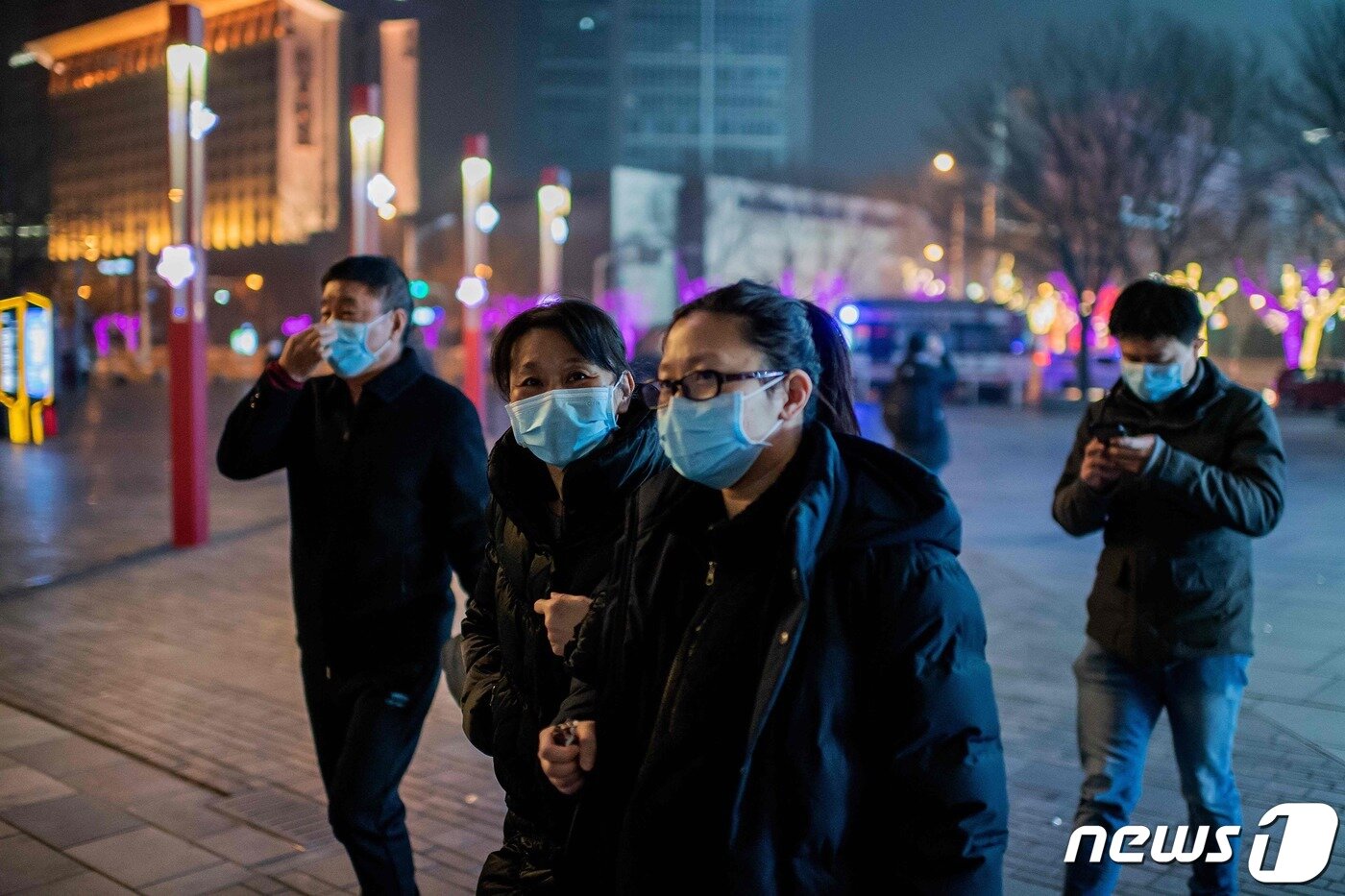 본문 이미지 - 중국 베이징에서 마스크를 쓴 사람들이 거리를 다니고 있다. ⓒ AFP=뉴스1