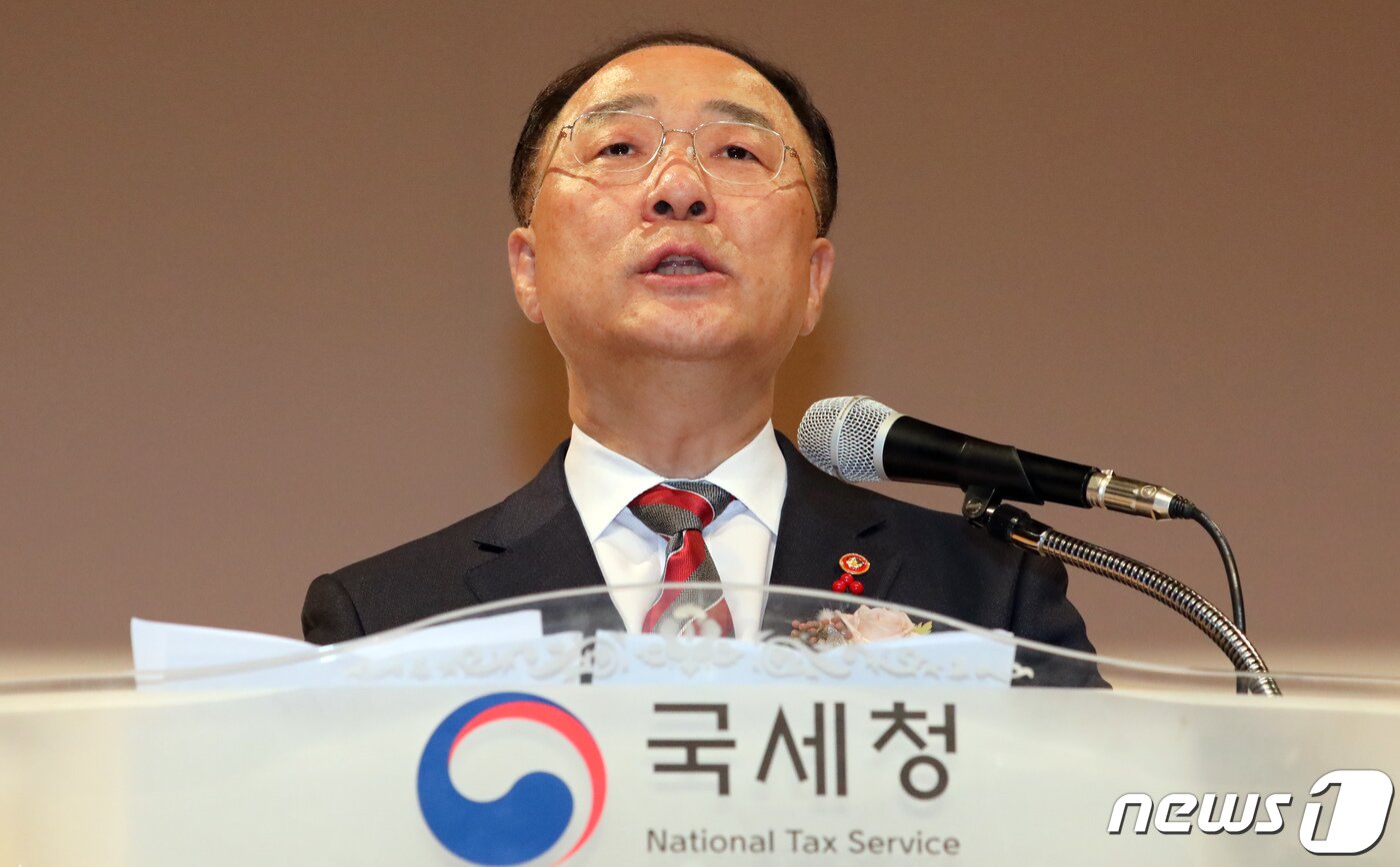 본문 이미지 - 홍남기 경제부총리 겸 기획재정부 장관 2020.1.29/뉴스1 ⓒ News1 장수영 기자