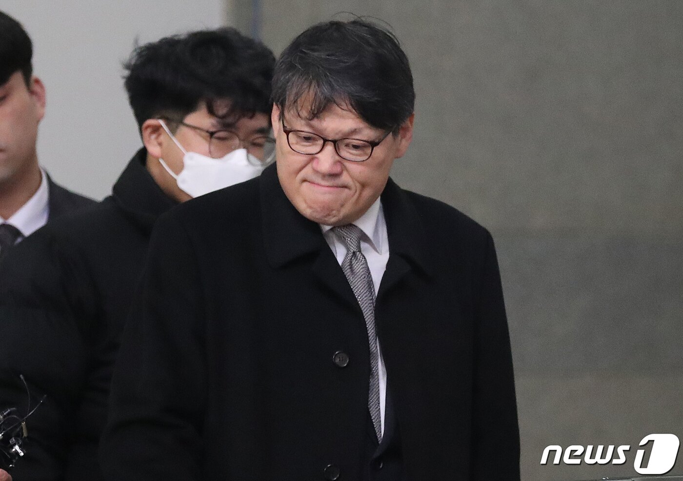 본문 이미지 - 이광철 전 청와대 민정비서관이 지난해 1월29일 서울 서초구 서울중앙지검에 청와대 하명수사 및 선거개입 의혹 관련 수사를 받기 위해 출석하고 있는 모습(자료사진) 2020.1.29/뉴스1 ⓒ News1 송원영 기자