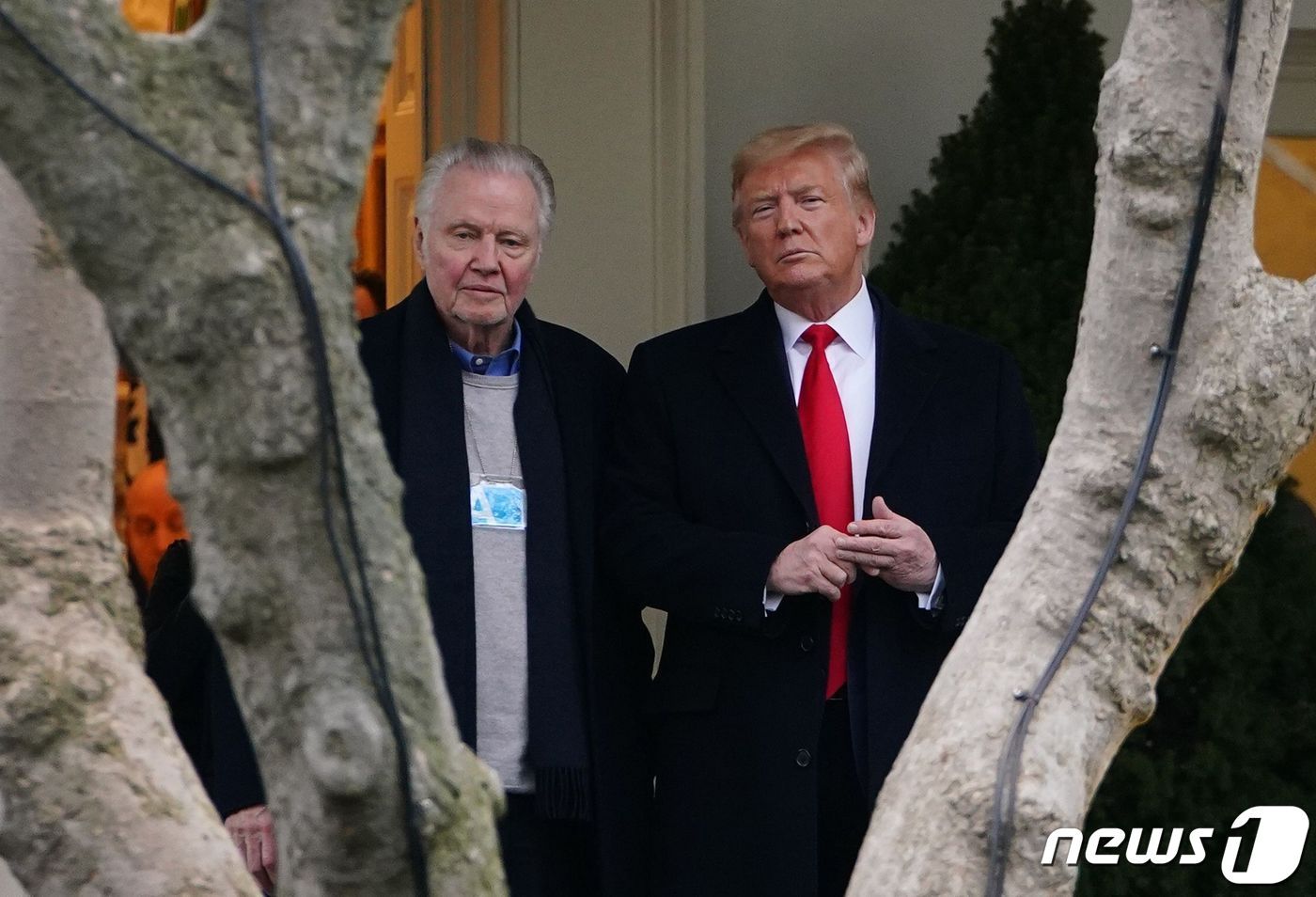 본문 이미지 - 도널드 트럼프 미국 대통령이 28일 &#40;현지시간&#41; 뉴저지주 와일드우드에서 열리는 선거집회에 참석하기 위해 워싱턴 백악관을 나서면서 배우 존 보이트와 얘기를 하고 있다. 2020.07.28 ⓒ AFP=뉴스1 ⓒ News1 우동명 기자