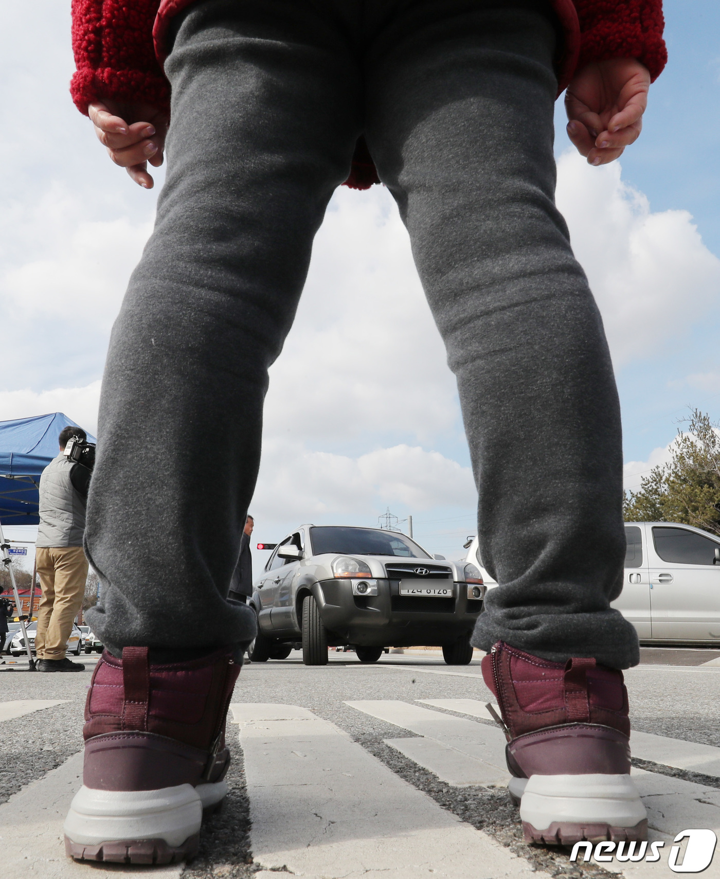 (아산=뉴스1) 김기태 기자 = 29일 오후 중국 우한시에 있는 교민들의 격리 시설로 알려진 충남 아산 경찰인재개발원 입구에서 주민들이 길을 막고 차량 진입을 통제하고 있다. 20 …