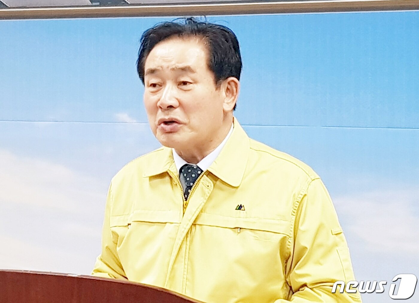 본문 이미지 - 송기섭 진천군수가 29일 오후 정부가 우한교민 수용시설로 국가공무원인재개발원을 확정하자 군청 브리핑룸에서 긴급 기자회견을 하고 있다.2020.1.29ⓒ 뉴스1/김정수 기자