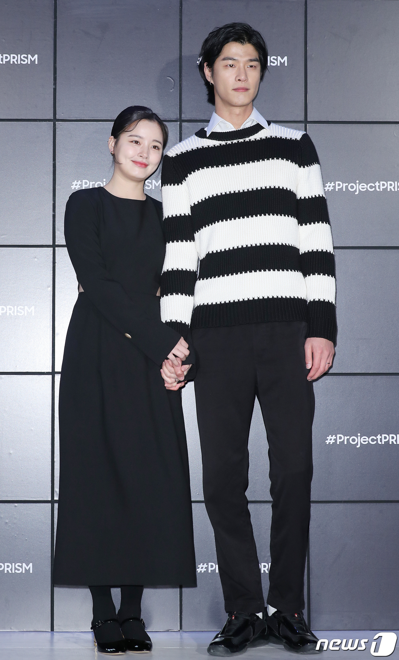 (서울=뉴스1) 김진환 기자 = 모델 박기림과 방태은(오른쪽) 부부가 29일 오후 서울 강남구 삼성디지털플라자 메가스토어 강남본점에서 열린 삼성전자의 생활가전 신제품 출시 기념 포 …