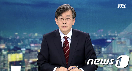 손석희 JTBC 대표이사가 2일 경기 고양시 일산 JTBC 스튜디오에서 'JTBC 뉴스룸 신년특집 대토론 2020'을 진행하고 있다.. (JTBC 화면 캡처) 2020.1.2/뉴스1