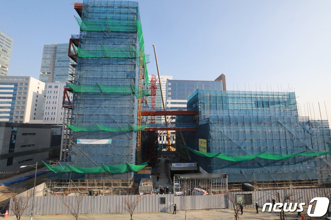 본문 이미지 - 3일 오전 8시32분쯤 인천시 연수구 송도동의 한 공구제조업체 사옥 및 연구소 신축공사현장에서 타워크레인이 넘어져 공사 관계자 1명이 숨지고 1명이 깔렸다. 또 현장에 있던 1명이 다쳐 병원으로 이송돼 치료를 받고 있다. 소방은 깔린 1명 구조에 나서는 한편 경찰과 함께 정확한 사고 경위를 조사 중이다.2020.1.3/뉴스1 ⓒ News1 정진욱 기자