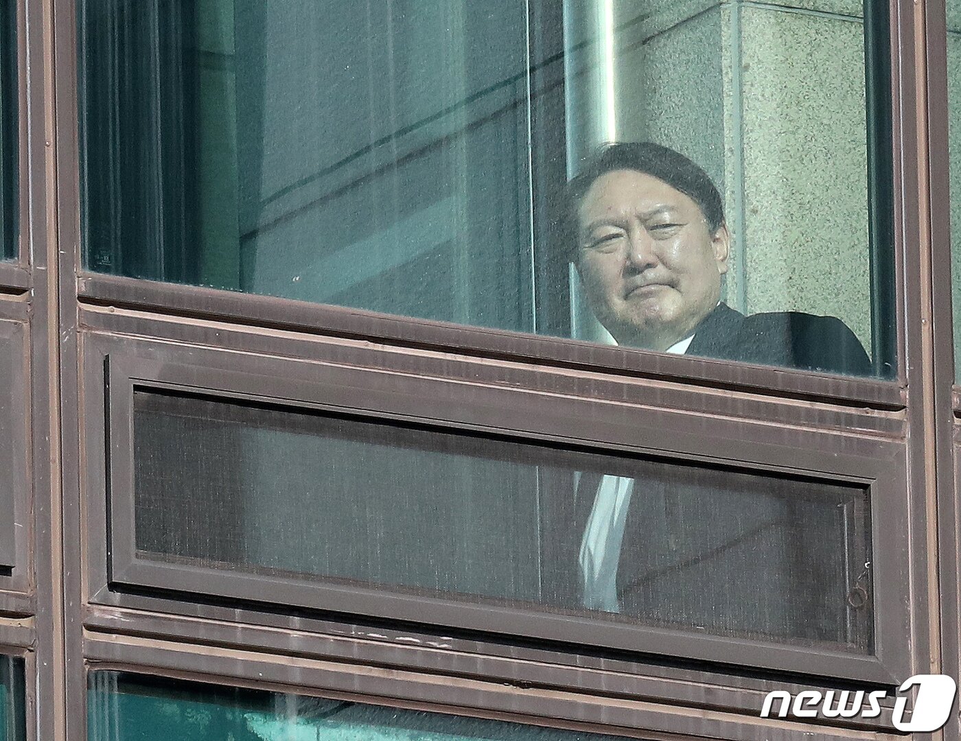 본문 이미지 - 윤석열 검찰총장이 3일 서울 서초구 대검찰청에서 점심 식사를 위해 이동하고 있다. 윤 총장은 이날 열린 추미애 법무부 장관의 취임식에는 참석하지 않았다. 2020.1.3/뉴스1 ⓒ News1 박세연 기자