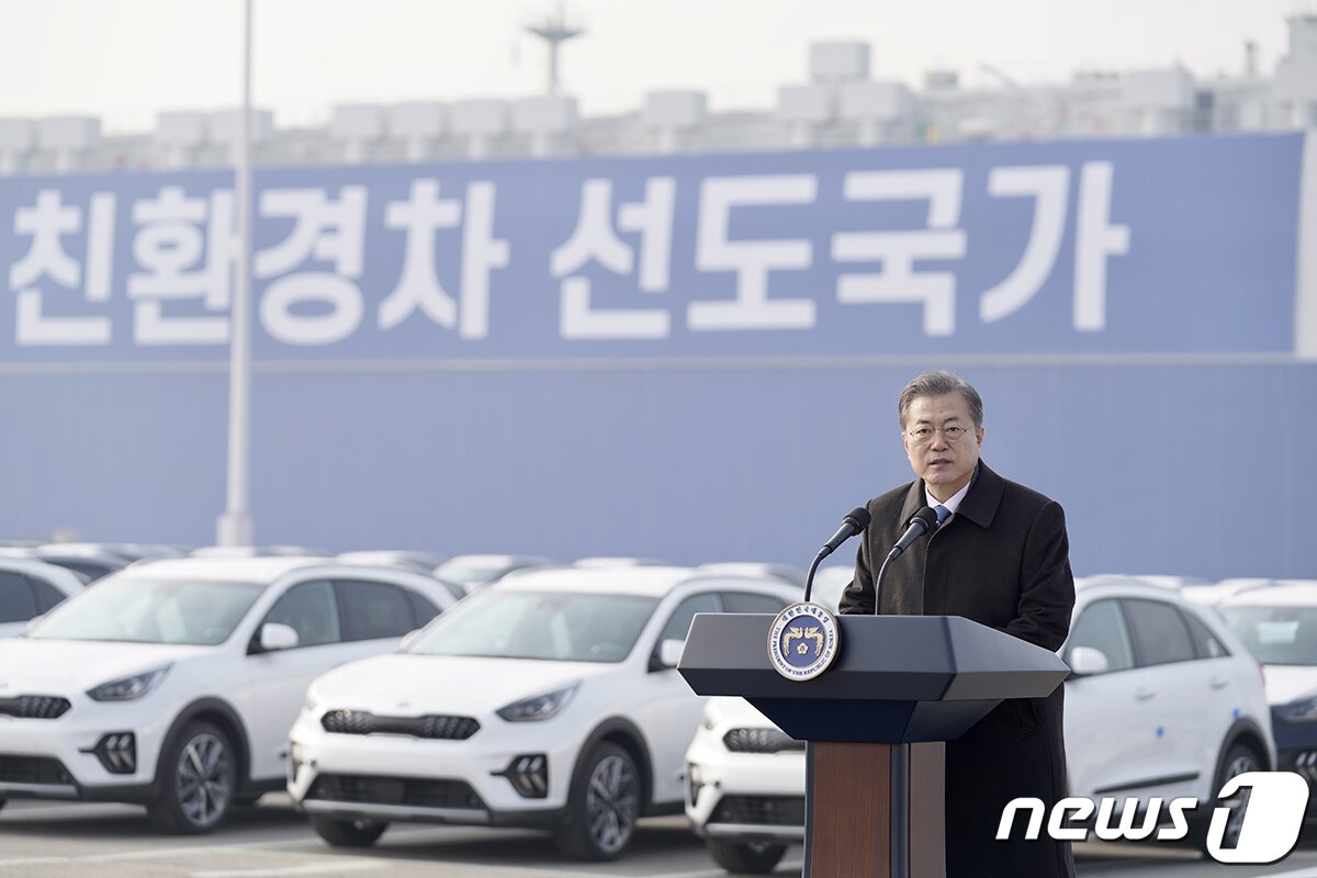 본문 이미지 - 문재인 대통령이 3일 오전 경기도 평택시 평택항 친환경차 수출현장을 방문해 발언하고 있다. (청와대 제공) 2020.1.3/뉴스1