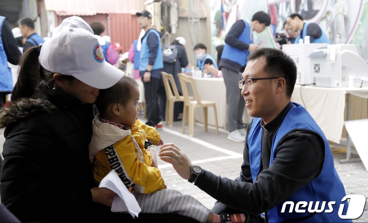 본문 이미지 - 김수현 신부가 의료봉사활동을 하고 있다.(국제성모병원제공)ⓒ News1
