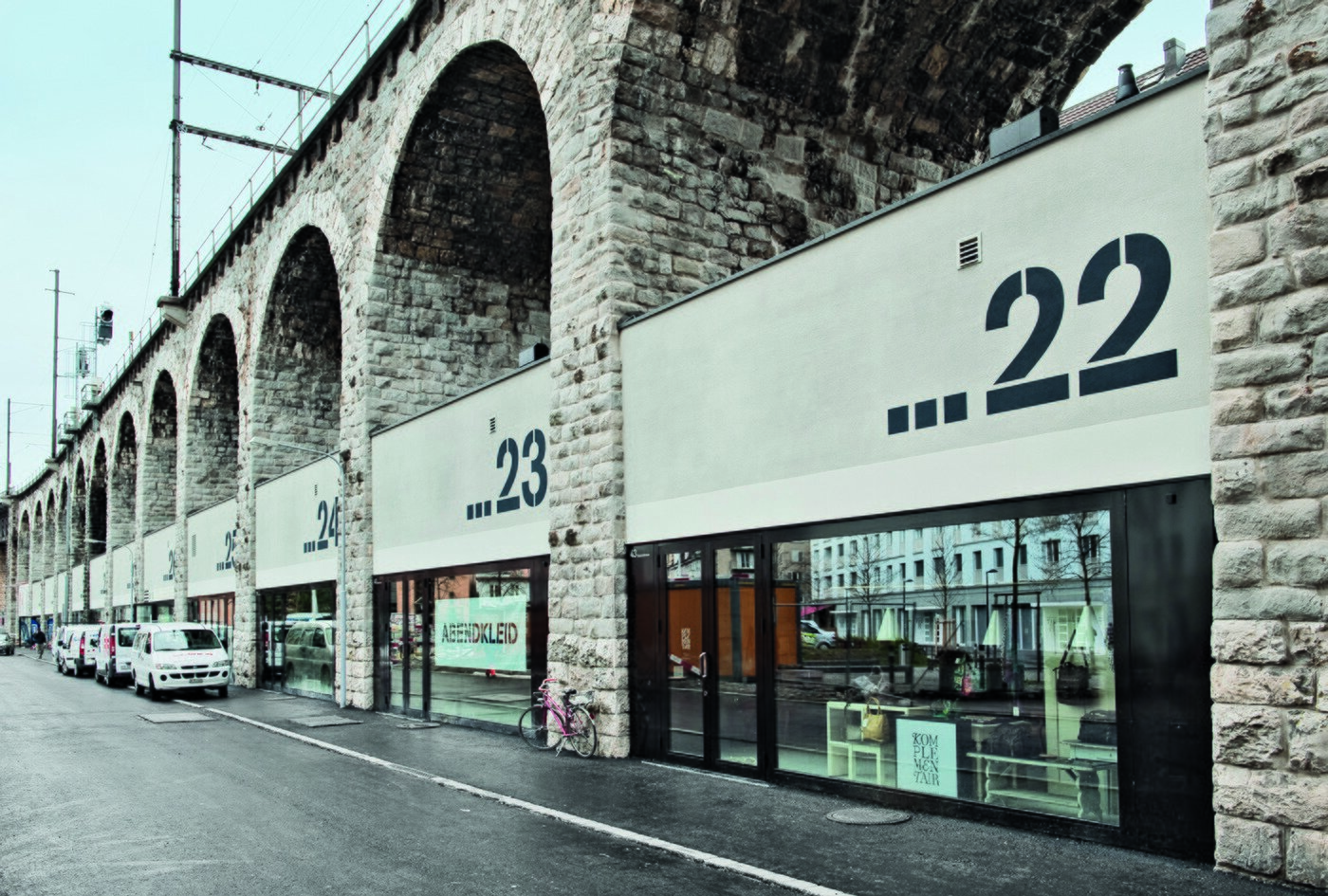 본문 이미지 - 옛 철교 아치를 상점으로 재생한 임 비아둑트