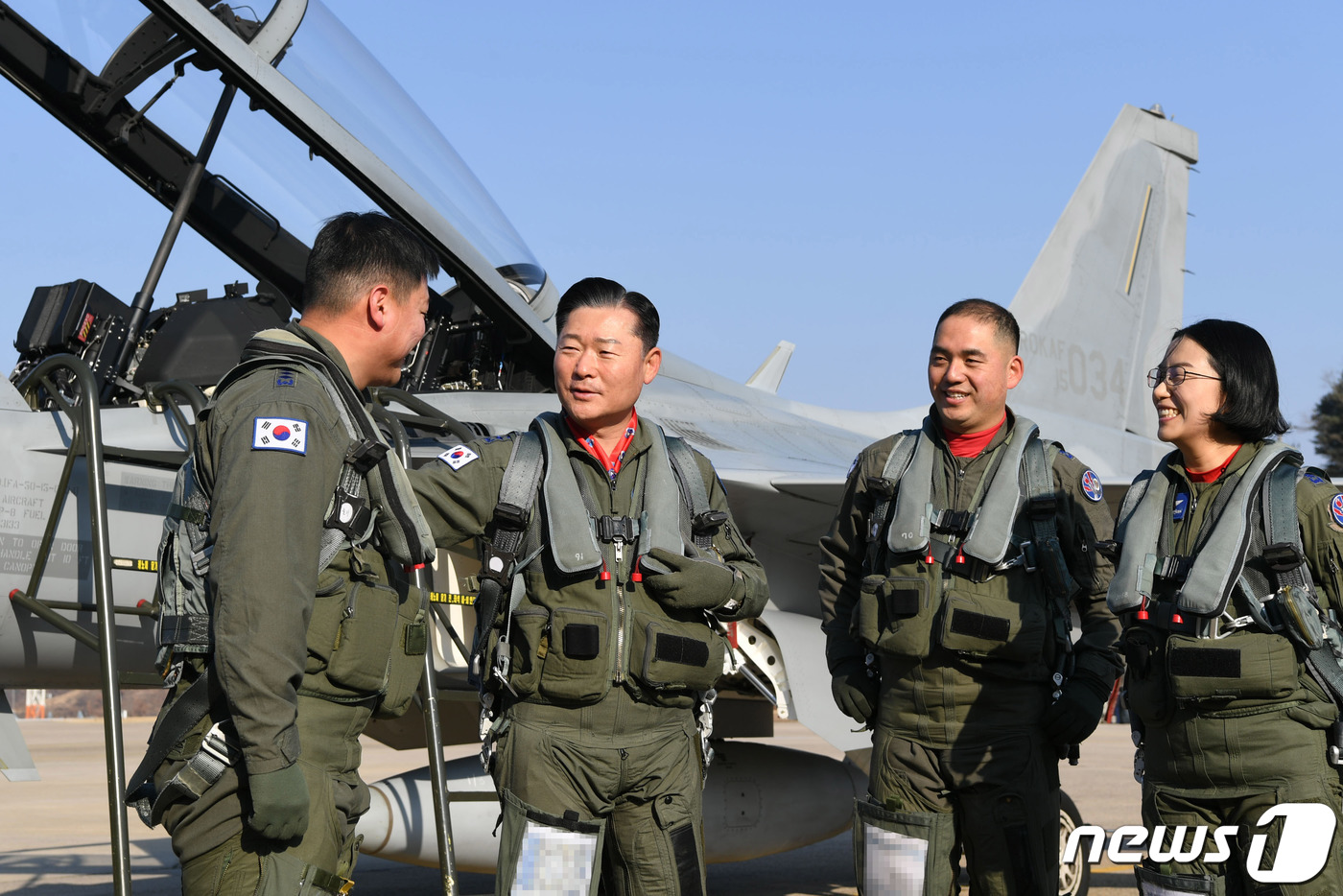 (서울=뉴스1) = 3일 FA-50 지휘비행에 나선 원인철 공군참모총장(왼쪽 두번째)이 임무 조종사들과 함께 비행에 대한 의견을 나누고 있다. (공군 제공) 2020.1.3/뉴스1 …