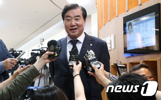 본문 이미지 - 제21대 총선에서 승리할 경우 7선으로 민주당 내 최다선이 되는 이석현 의원./ⓒ 뉴스1