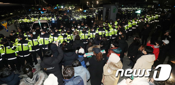 대치중인 경찰과 진천 군민들