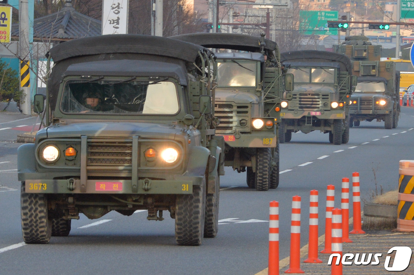 (포항=뉴스1) 최창호 기자 = 30일 오전 경북 포항에 주둔 중인 해병대 1사단 5분 대기조 병력이 대침투종합훈련을 위해 출동하고 있다. 이번 훈련은 포항특정경비사령부와 예하부대 …