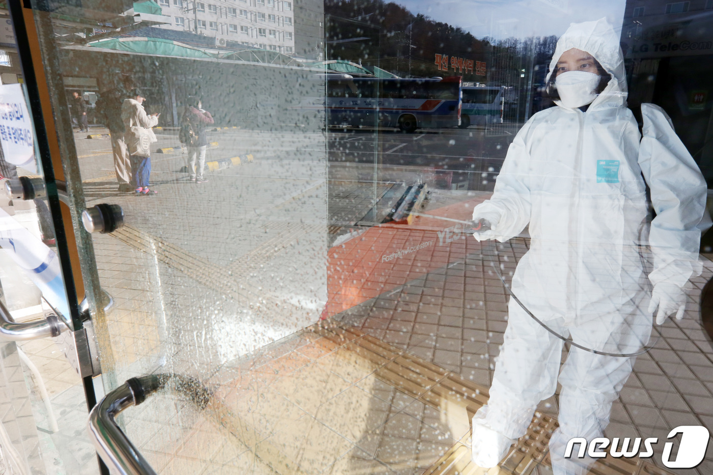 (용인=뉴스1) 조태형 기자 = 30일 오전 경기도 용인 공영버스터미널에서 처인구 보건소 관계자들이 신종 코로나바이러스 확산을 방지하기 위한 소독 작업을 하고 있다. 2020.1. …