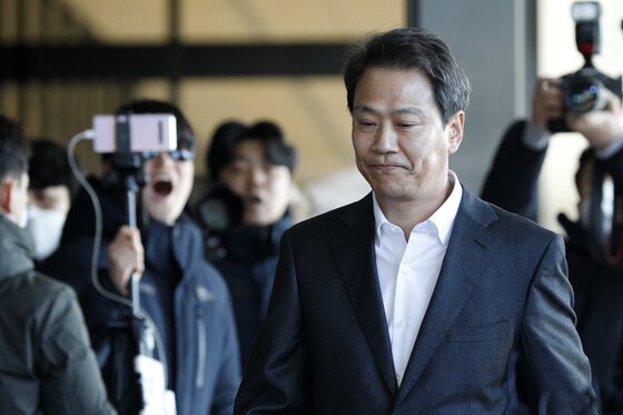 본문 이미지 - 지난 달 30일 피의자 신분으로 서울 중앙지검에 출석하고 있는 임종석 전 청와대 비서실장. ⓒ News1 안은나 기자