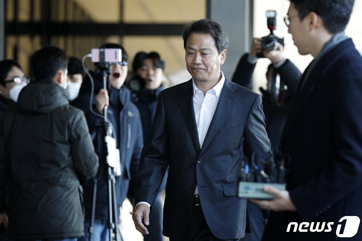 본문 이미지 - 임종석 전 대통령 비서실장이 30일 오전 서울 서초구 서울중앙지방검찰청에서 선거개입 의혹과 관련, 피의자 신분으로 출석하고 있다. 임 전 실장은 2018년 6·13지방선거 당시 후보자였던 송철호 울산시장의 당내 경선 경쟁자인 임동호 전 더불어민주당 최고위원에게 한병도 청와대 정무수석 등과 함께 경선 포기를 종용했다는 의혹 등을 받고 있다. 2020.1.30/뉴스1 ⓒ News1 안은나 기자