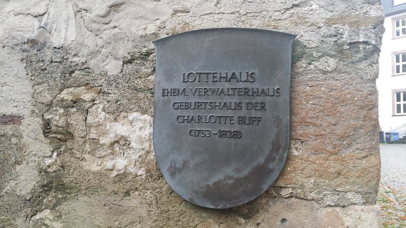 본문 이미지 - 로테하우스의 플라크. 로테의 생몰연대(1753~1828)가 보인다. 조성관 작가 