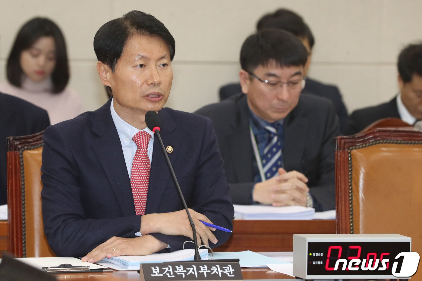 본문 이미지 - 김강립 보건복지부 차관이 30일 오전 서울 여의도 국회에서 열린 보건복지위원회 전체회의에서 신종 코로나바이러스 감염증(우한폐렴) 관련 질의에 답하고 있다. 2020.1.30/뉴스1 ⓒ News1 임세영 기자