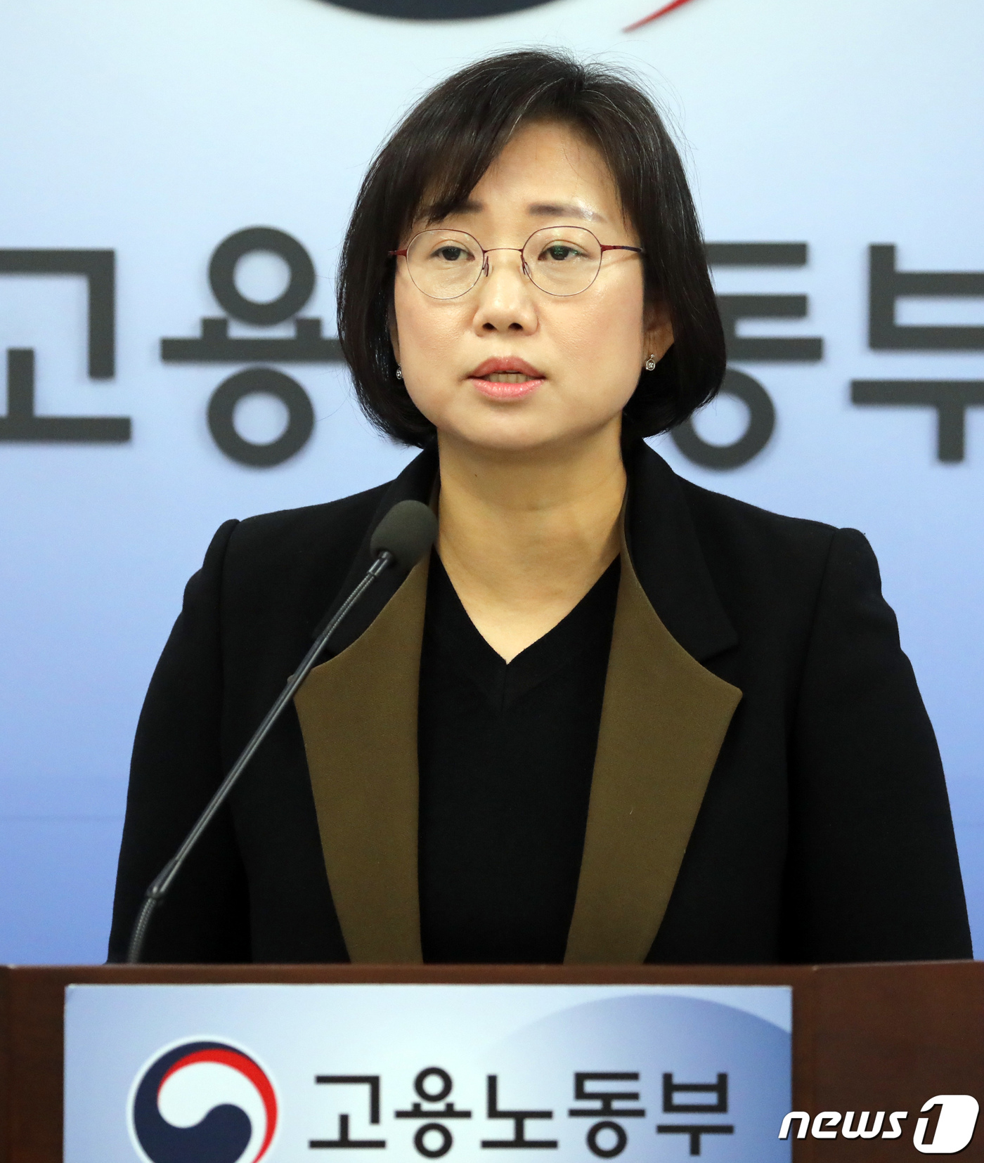 (세종=뉴스1) 장수영 기자 = 황효정 고용노동부 노동시장조사과장이 30일 정부세종청사 고용부 브리핑실에서 '2019년 12월 사업체 노동력조사 결과' 브리핑을 하고 있다.고용부는 …