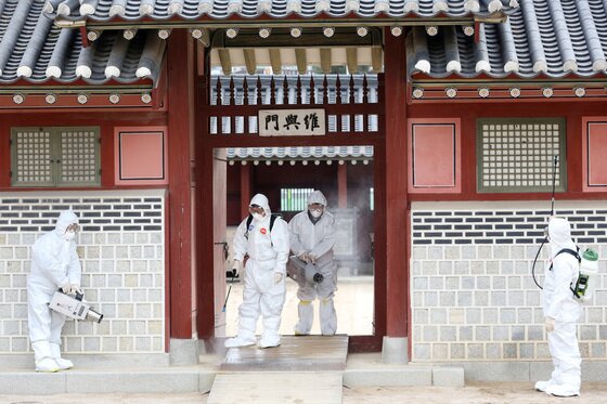 본문 이미지 - 지난 1월 말 경기도 수원 화성행궁에서 신종 코로나바이러스 확산을 방지하기 위한 방역 작업을 하고 있는 모습ⓒ News1 조태형 기자