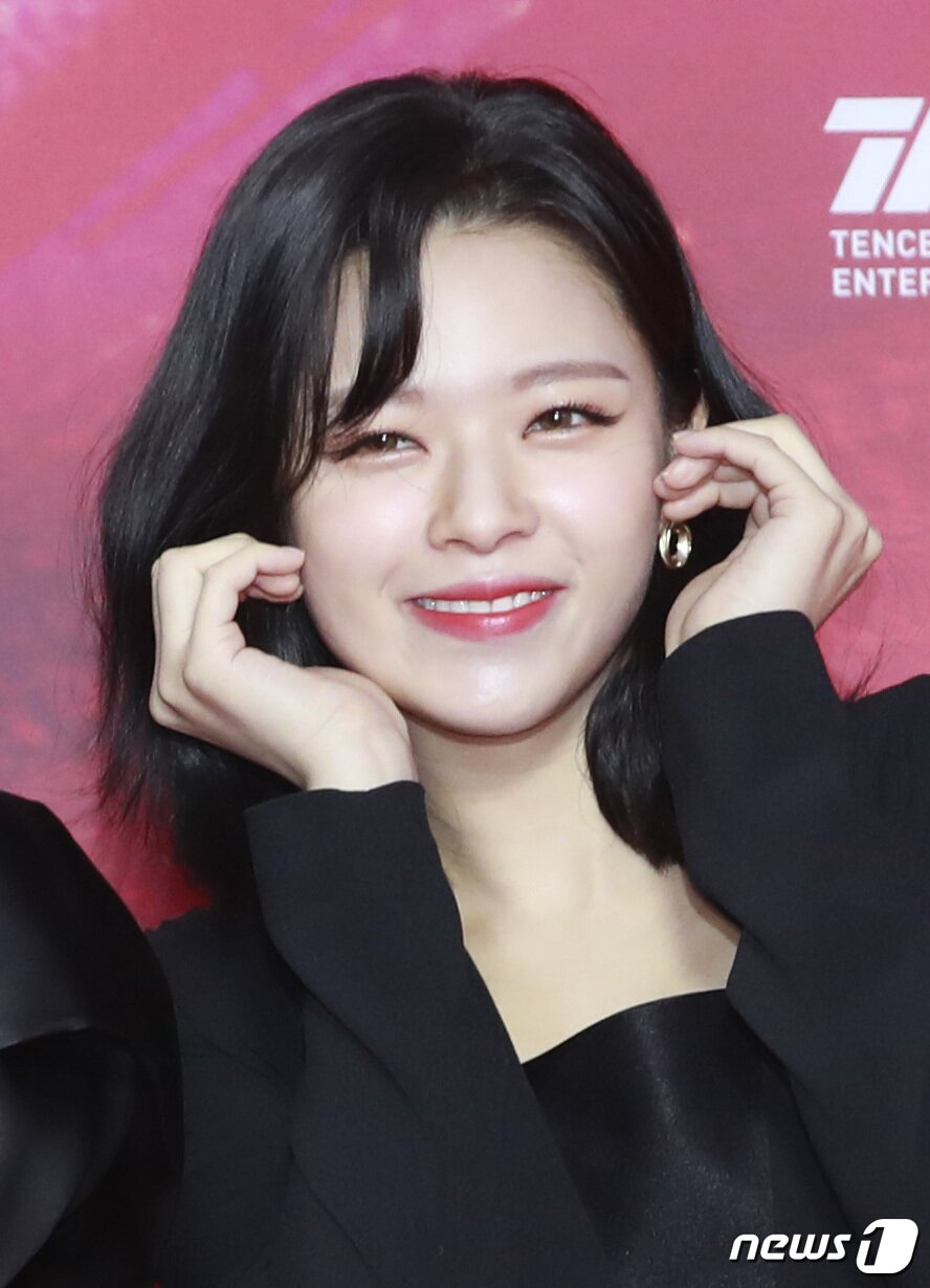 본문 이미지 - 트와이스(TWICE) 정연이 30일 오후 서울 고척스카이돔에서 열린 ‘2020 하이원 서울가요대상’ 레드카펫 행사에 참석해 포즈를 취하고 있다. 2020.1.30/뉴스1 ⓒ News1 권현진 기자