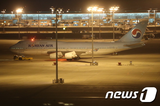 ‘우한으로 갑니다’ 이륙 준비하는 전세기 - 뉴스1