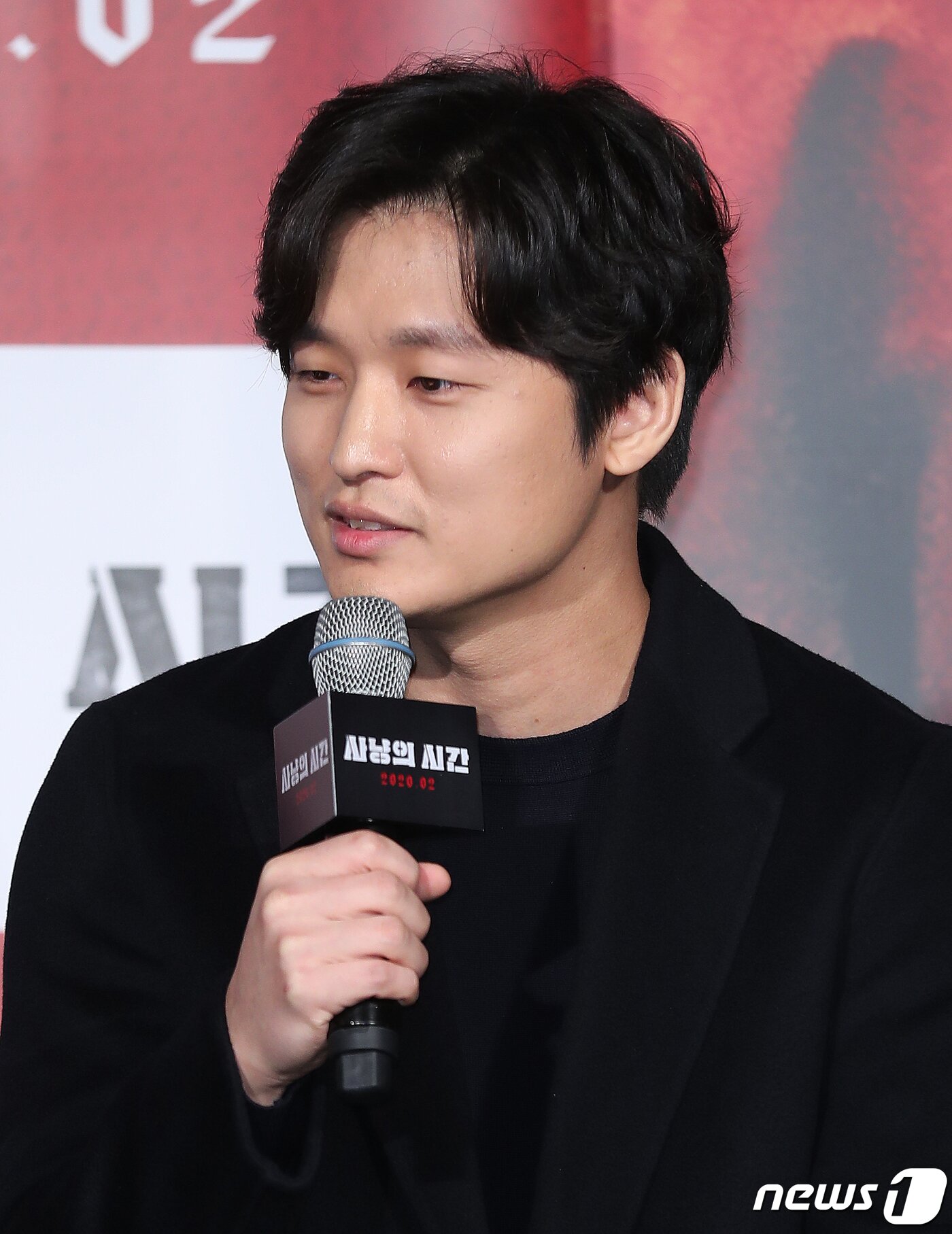 본문 이미지 - 윤성현 감독이 31일 오전 서울 서울 광진구 아차산로 롯데시네마 건대입구에서 열린 영화 ‘사냥의 시간’ 제작보고회에 참석해 인사말을 하고 있다. 제70회 베를린국제영화제에 한국 영화 최초로 베를리날레 스페셜 갈라 부문에 초청되며 화제를 모은 ‘사냥의 시간’은 새로운 인생을 위해 위험한 작전을 계획한 네 친구들과 이를 뒤쫓는 정체불명의 추격자, 이들의 숨막히는 사냥의 시간을 담아낸 추격 스릴러다. 2020.1.31/뉴스1 ⓒ News1 김진환 기자