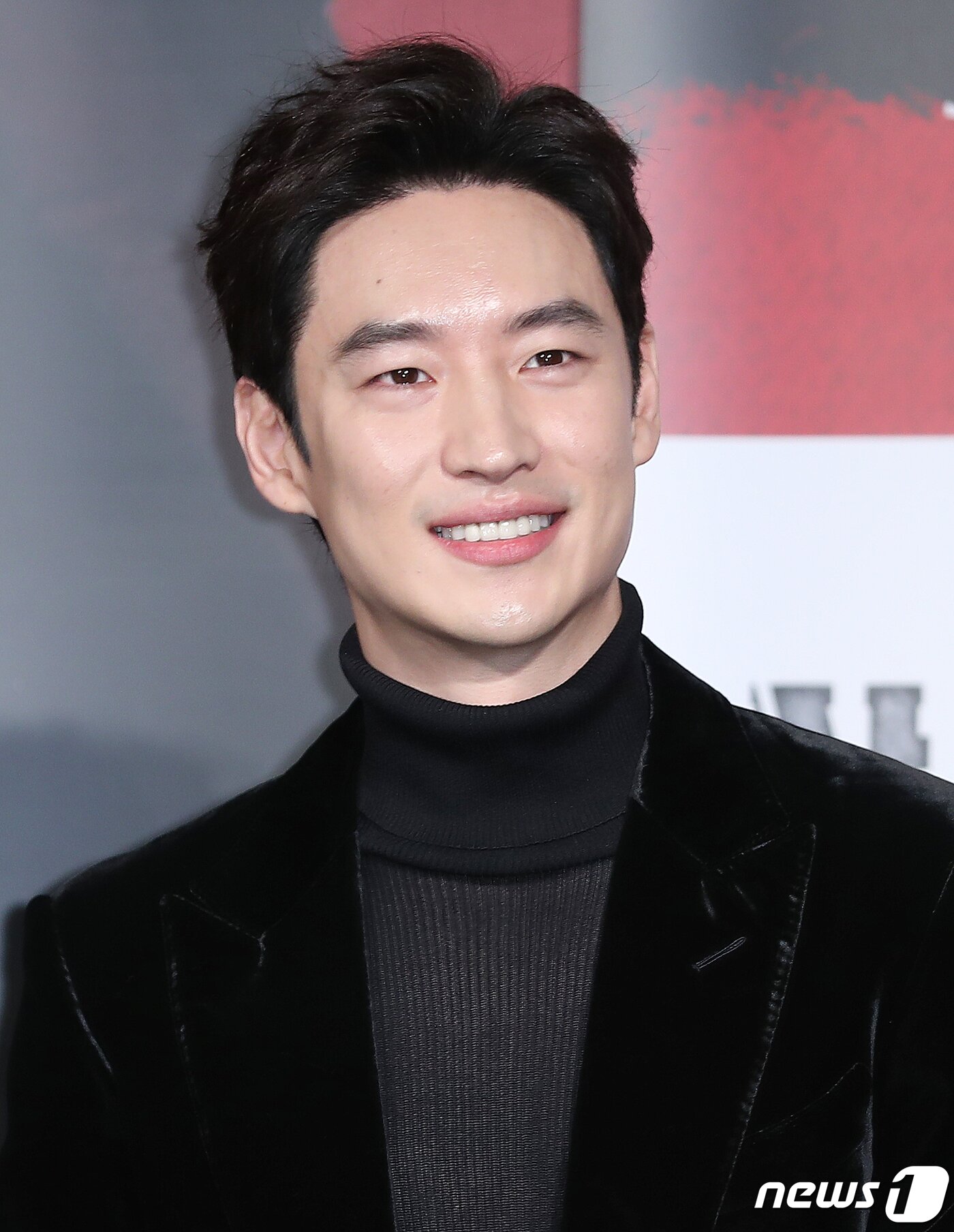 본문 이미지 - 배우 이제훈이 31일 오전 서울 서울 광진구 아차산로 롯데시네마 건대입구에서 열린 영화 ‘사냥의 시간’ 제작보고회에 참석해 환하게 웃고 있다. 제70회 베를린국제영화제에 한국 영화 최초로 베를리날레 스페셜 갈라 부문에 초청되며 화제를 모은 ‘사냥의 시간’은 새로운 인생을 위해 위험한 작전을 계획한 네 친구들과 이를 뒤쫓는 정체불명의 추격자, 이들의 숨막히는 사냥의 시간을 담아낸 추격 스릴러다. 2020.1.31/뉴스1 ⓒ News1 김진환 기자