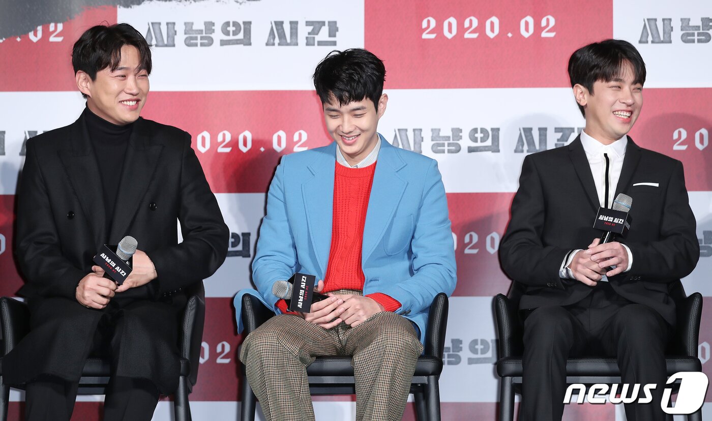 본문 이미지 - 배우 안재홍(왼쪽부터), 최우식, 박정민이 31일 오전 서울 서울 광진구 아차산로 롯데시네마 건대입구에서 열린 영화 ‘사냥의 시간’ 제작보고회에 참석해 환하게 웃고 있다. 제70회 베를린국제영화제에 한국 영화 최초로 베를리날레 스페셜 갈라 부문에 초청되며 화제를 모은 ‘사냥의 시간’은 새로운 인생을 위해 위험한 작전을 계획한 네 친구들과 이를 뒤쫓는 정체불명의 추격자, 이들의 숨막히는 사냥의 시간을 담아낸 추격 스릴러다. 2020.1.31/뉴스1 ⓒ News1 김진환 기자