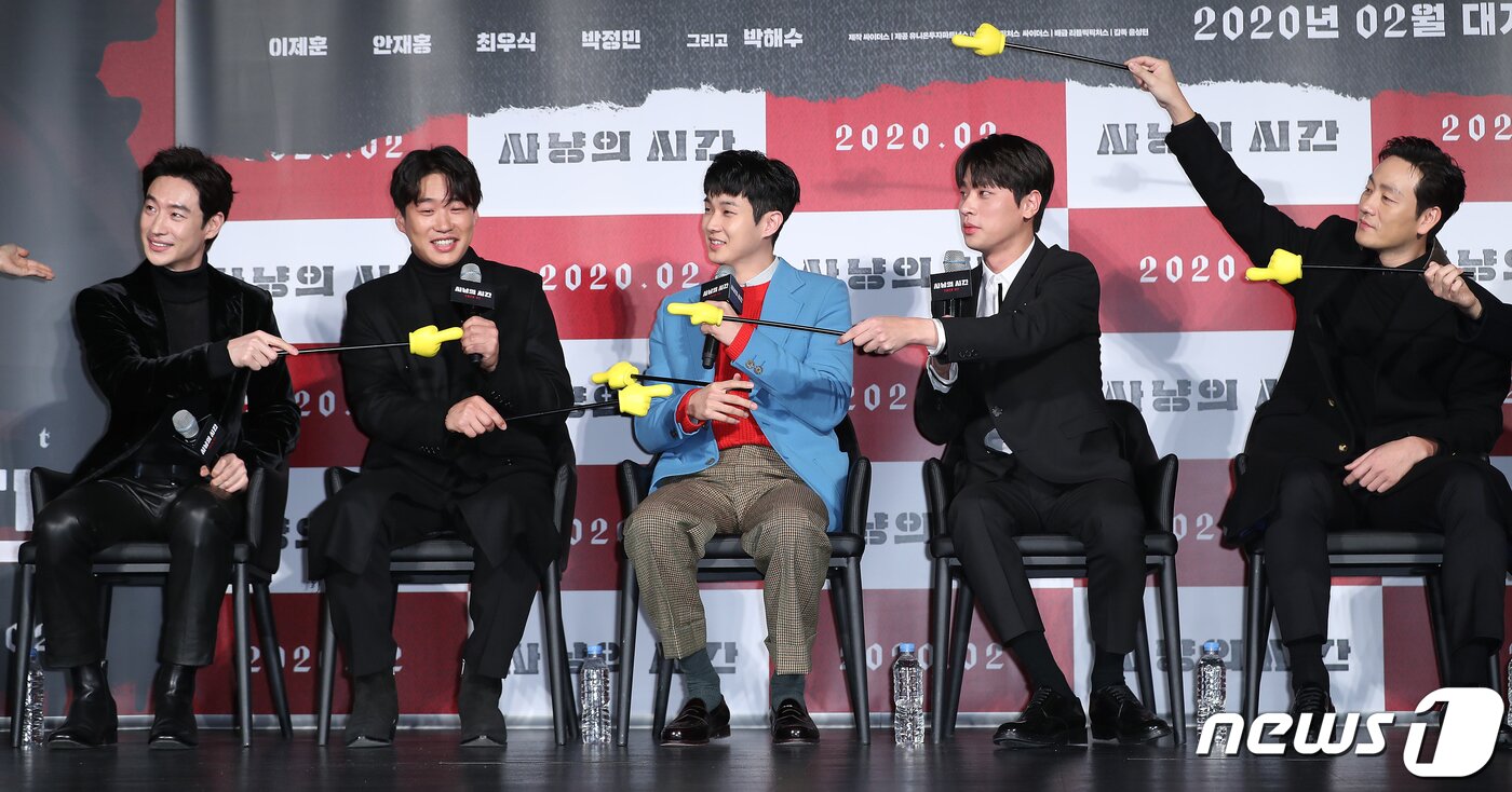 본문 이미지 - 배우 이제훈(왼쪽부터), 안재홍, 최우식, 박정민, 박해수가 31일 오전 서울 서울 광진구 아차산로 롯데시네마 건대입구에서 열린 영화 ‘사냥의 시간’ 제작보고회에 참석해 퀴즈를 진행하고 있다. 제70회 베를린국제영화제에 한국 영화 최초로 베를리날레 스페셜 갈라 부문에 초청되며 화제를 모은 ‘사냥의 시간’은 새로운 인생을 위해 위험한 작전을 계획한 네 친구들과 이를 뒤쫓는 정체불명의 추격자, 이들의 숨막히는 사냥의 시간을 담아낸 추격 스릴러다. 2020.1.31/뉴스1 ⓒ News1 김진환 기자