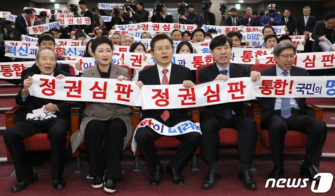 본문 이미지 - 박형준 혁신통합추진위원회 위원장(오른쪽부터), 하태경 새로운보수당 책임대표, 황교안 자유한국당 대표, 이언주 미래를향한전진4.0(전진당) 대표, 장기표 국민의소리 창당 준비위원장이 지난1월31일 오후 서울 여의도 국회 의원회관에서 열린 혁신통합추진위원회 1차 대국민보고대회에서 참석자들과 함께 '정권심판, 통합 국민의 명령' 문구가 적힌 팻말을 들고 구호를 외치고 있다. ⓒ News1 박세연 기자