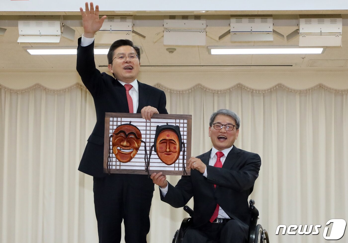 본문 이미지 - 황교안 자유한국당 대표가 31일 서울 여의도 이룸센터에서 열린 8호 인재영입 인사 환영식에서 이종성 한국지체장애인협회 사무총장에게 화회탈을 받고 환하게 웃고 있다. 2020.1.31/뉴스1 ⓒ News1 김명섭 기자